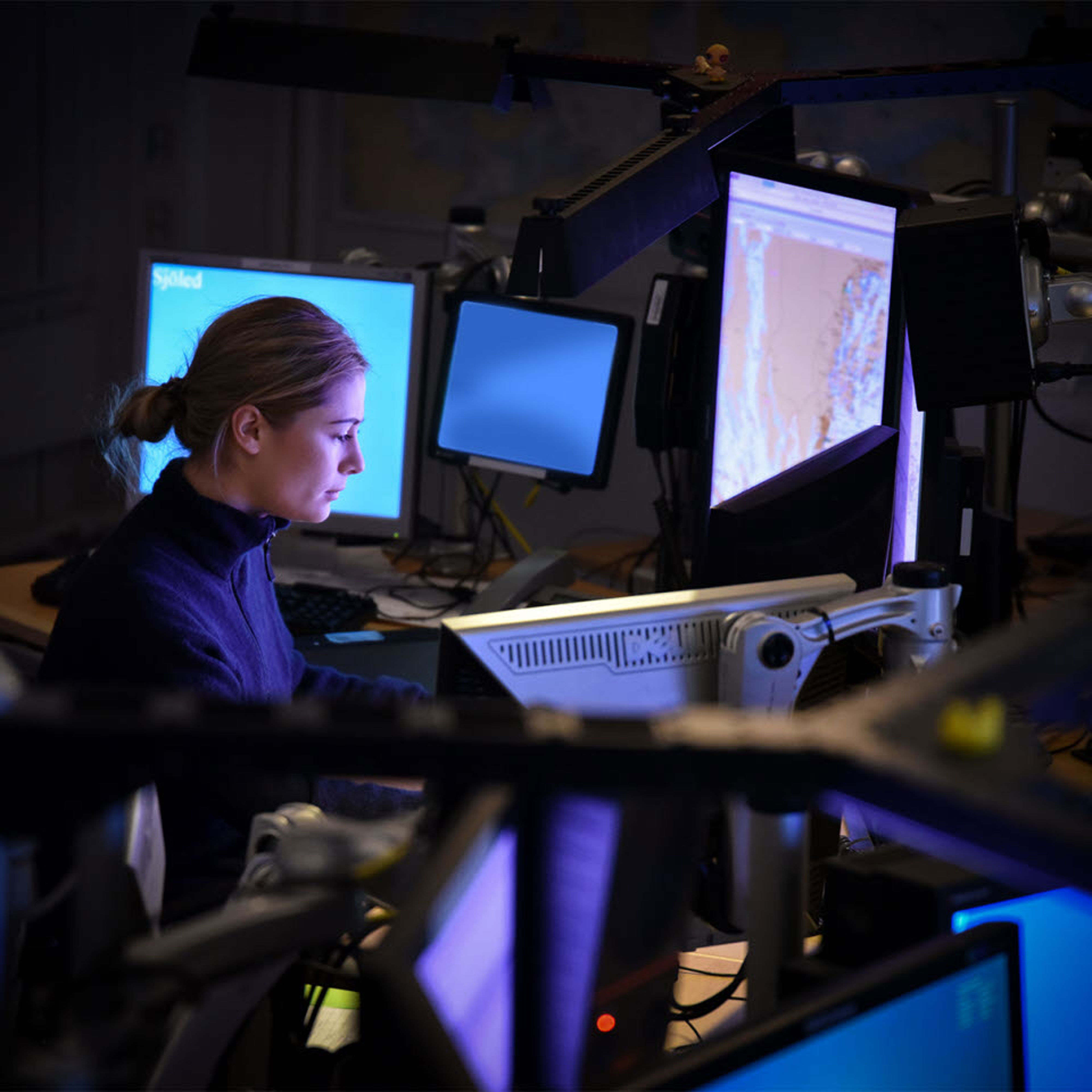 Sjöövervakningsoperatör vid kontrollbordet.