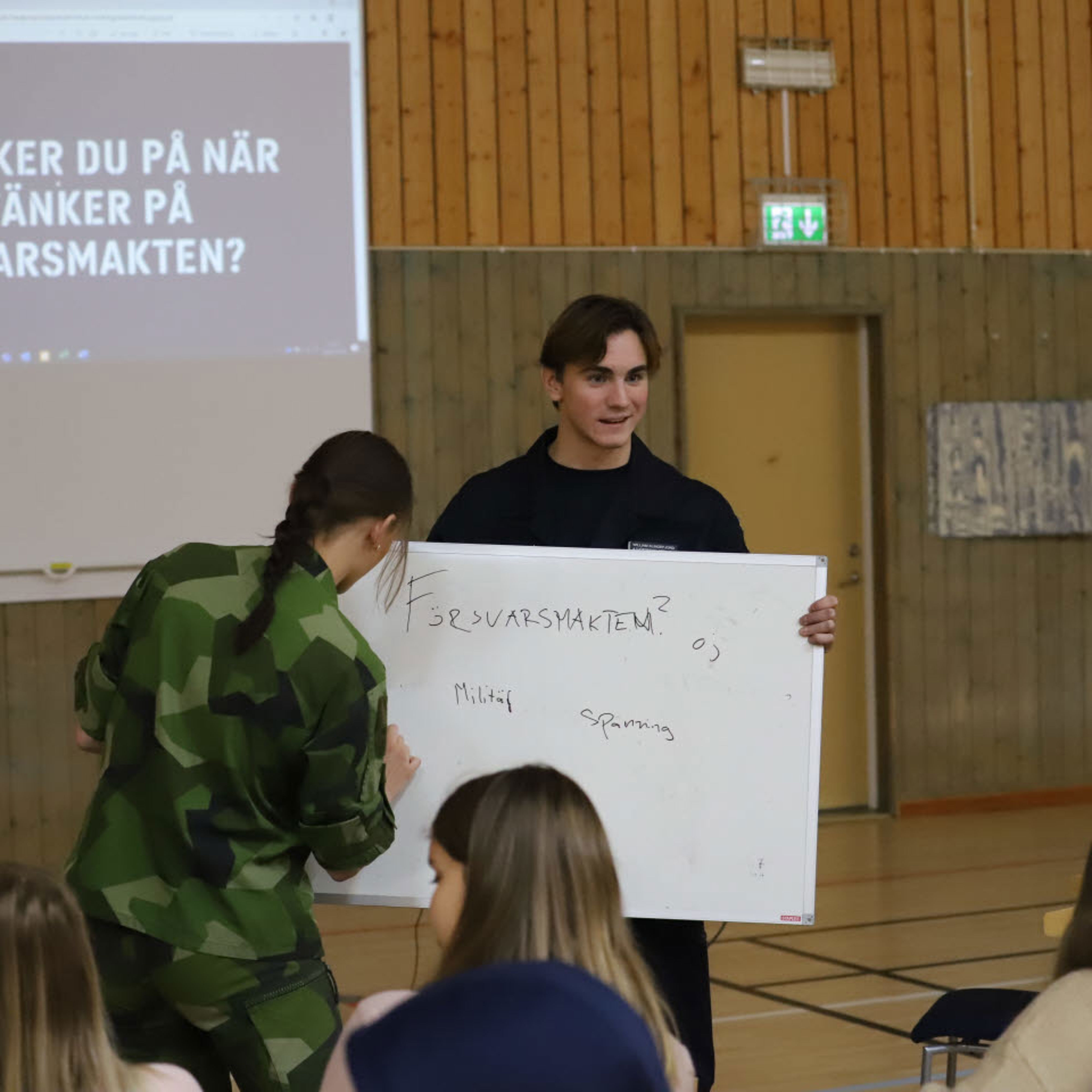 Skolinformatörer i sitt arbete på en skola.