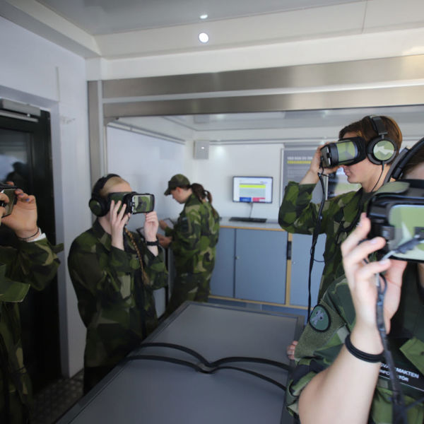 Skolinformatörer testar på VR utrustning.