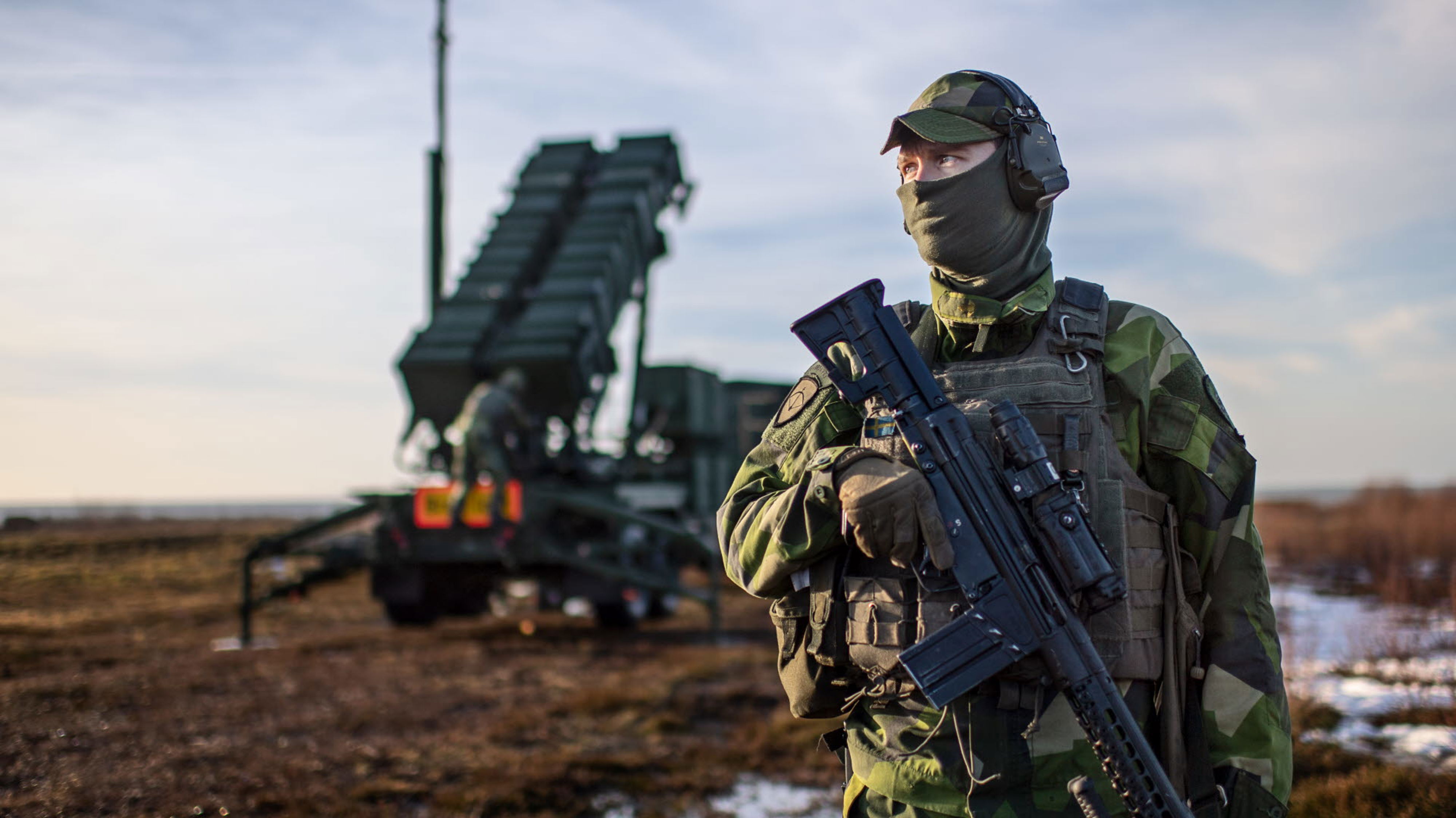 Soldat framför luftvärn