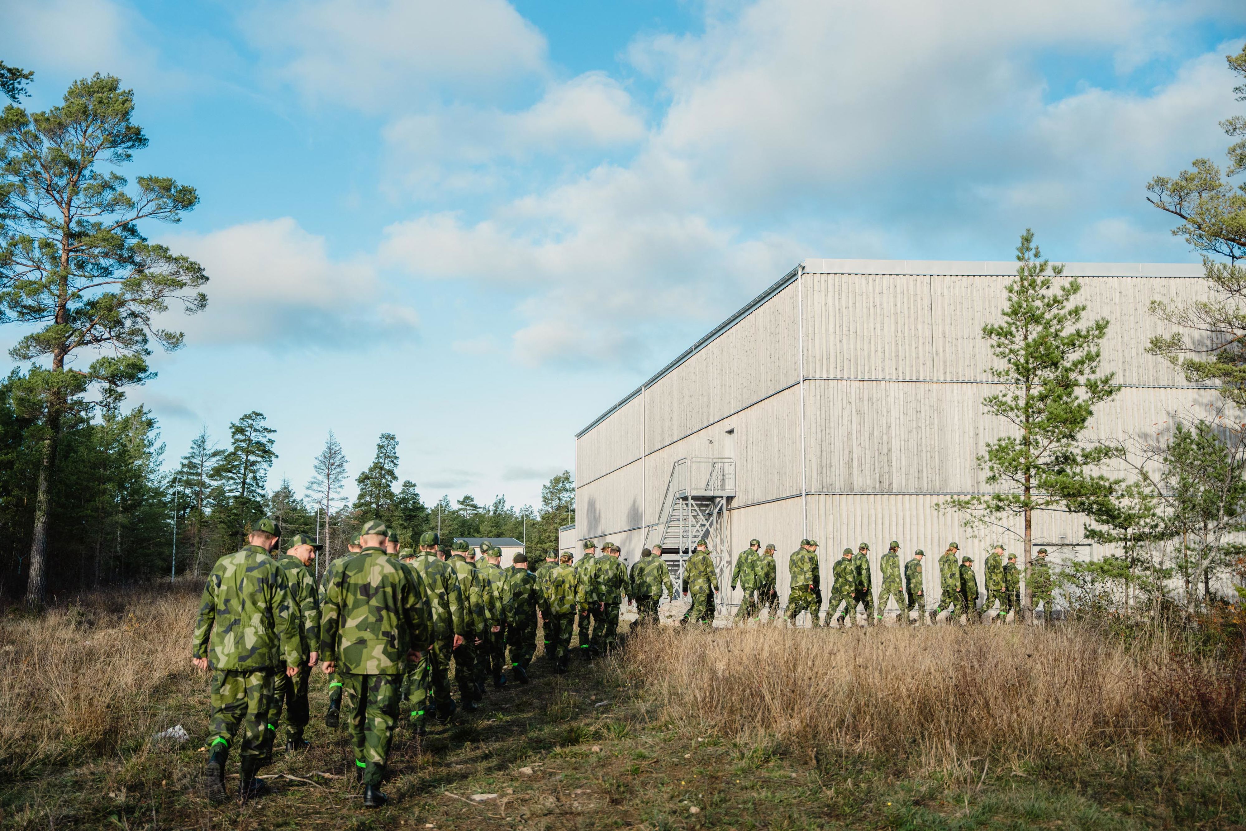 Militärer går vid ett regemente