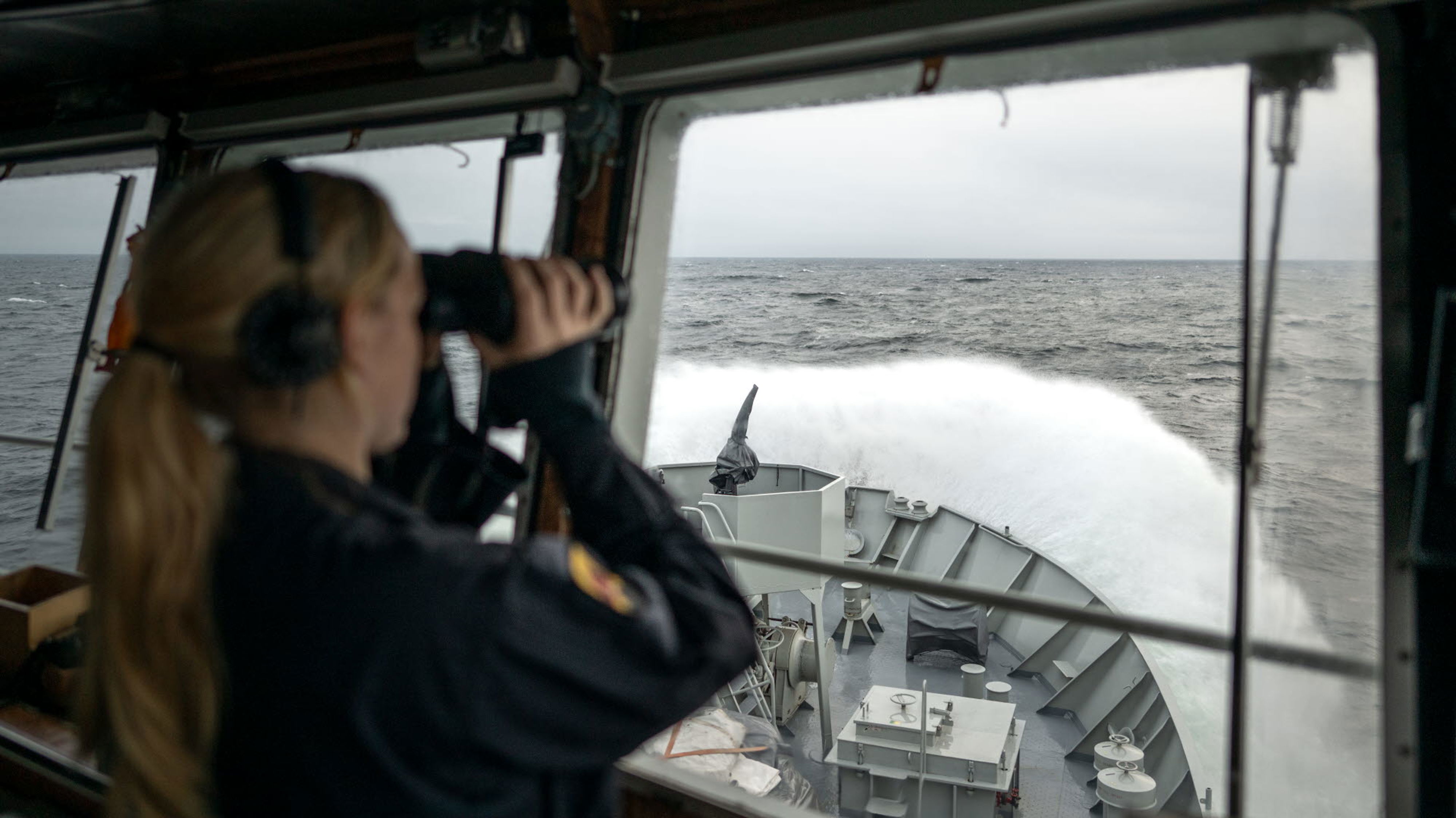 Sjöman bevakar havet med kikare