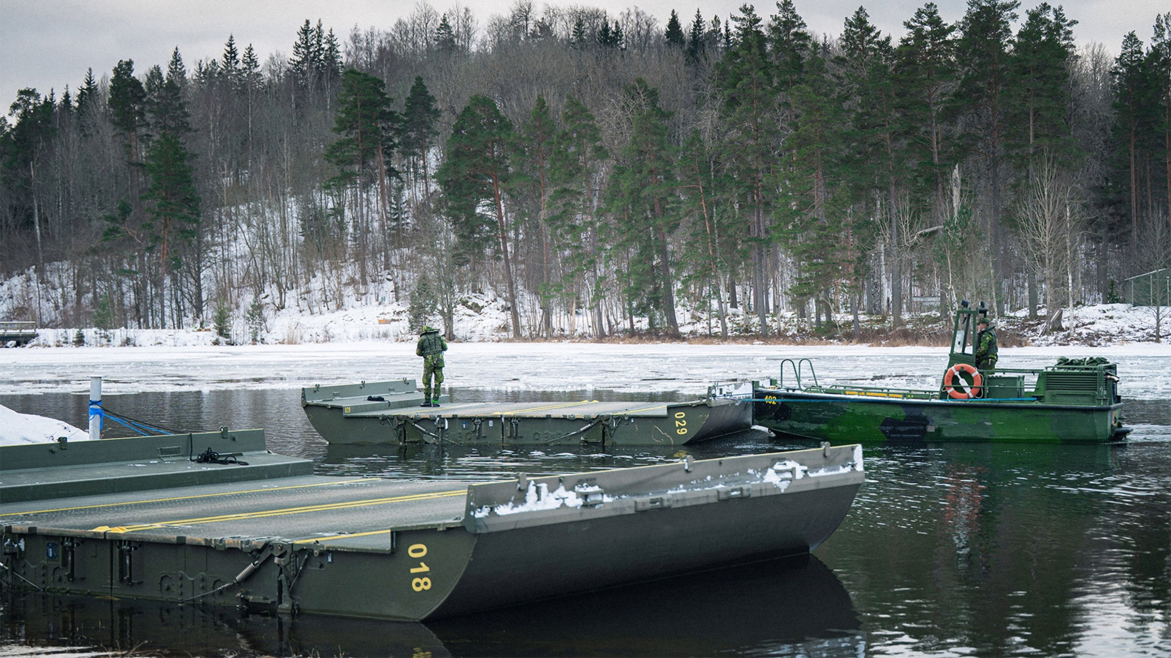 Förberedelser inför att koppla samman brodelarna.