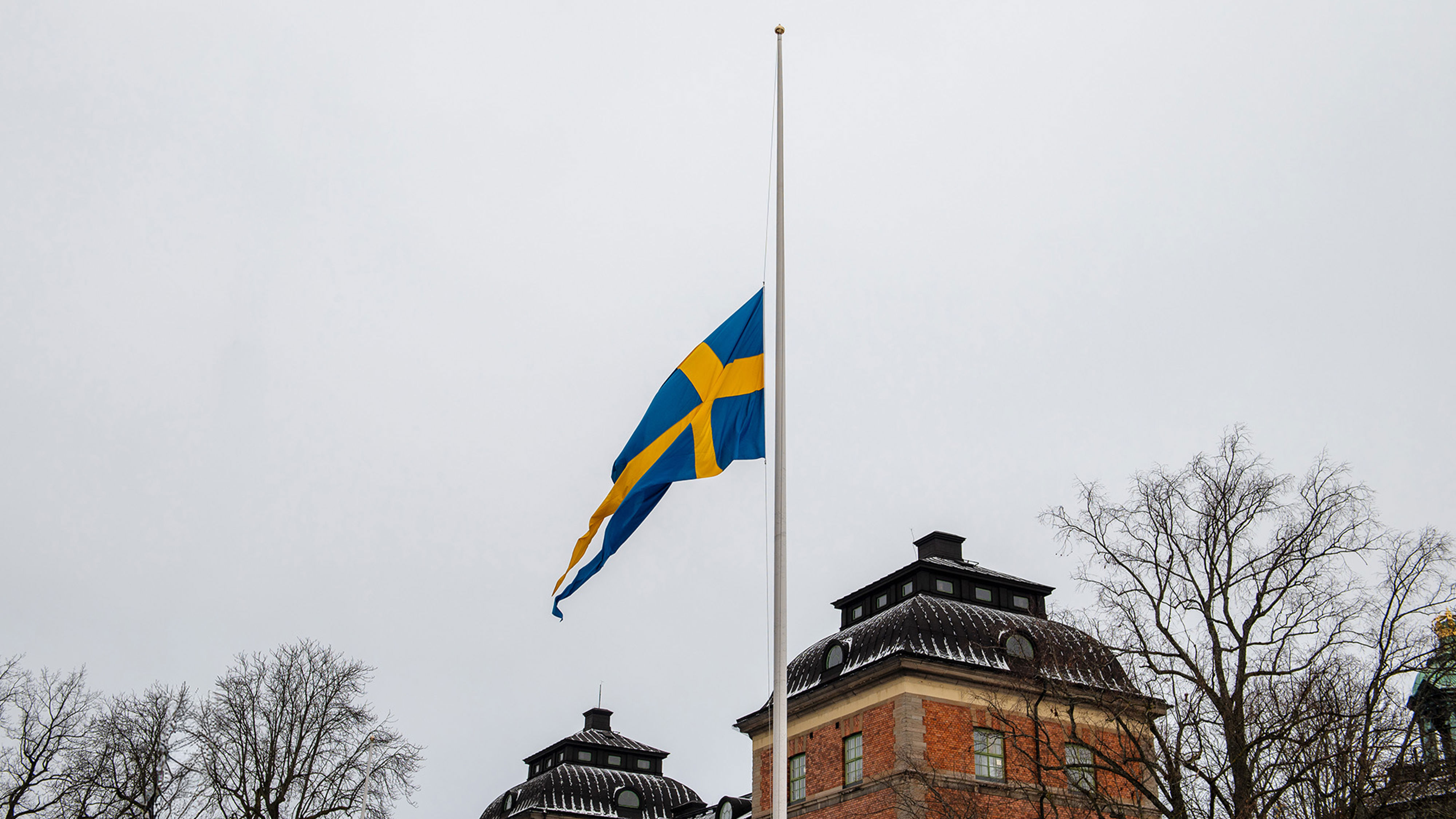 Flagga på halv stång