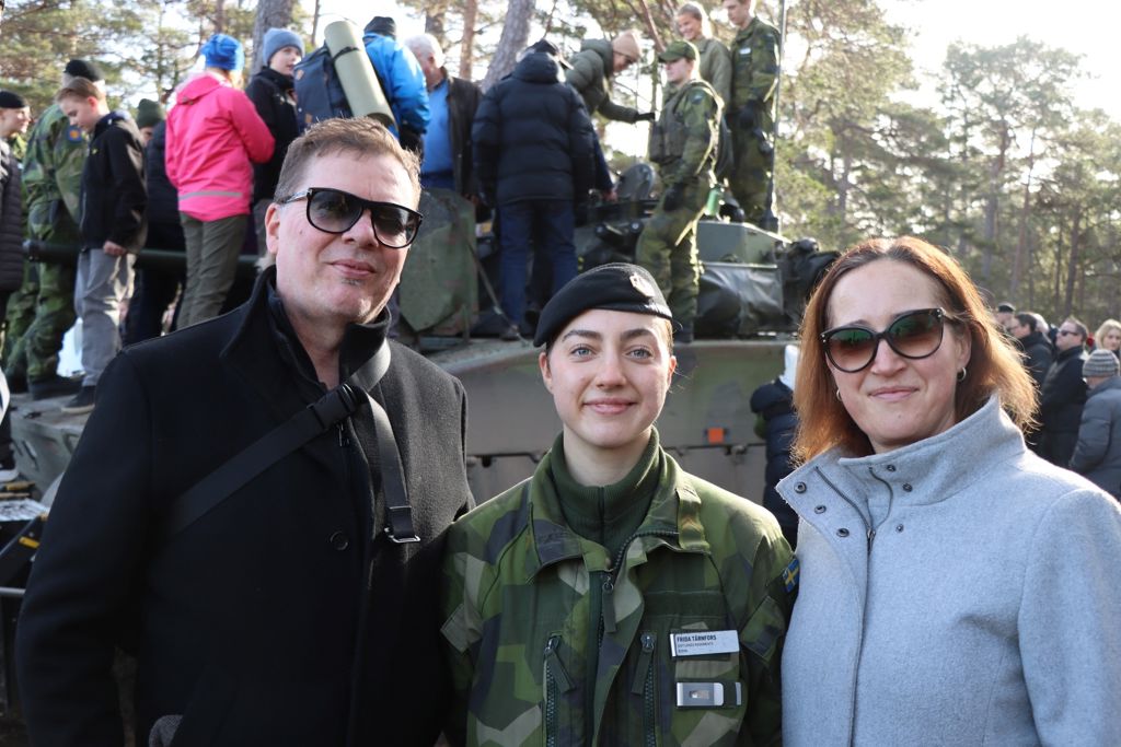 Värnpliktiga Frida Tärnfors, flankerad av sina föräldrar Mats och Sofia Tärnfors.