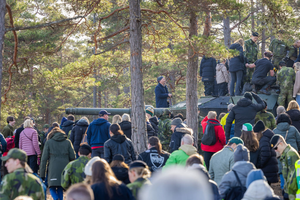 Stridsfordonen lockade många nyfikna besökare under Garnisonens dag 2026.