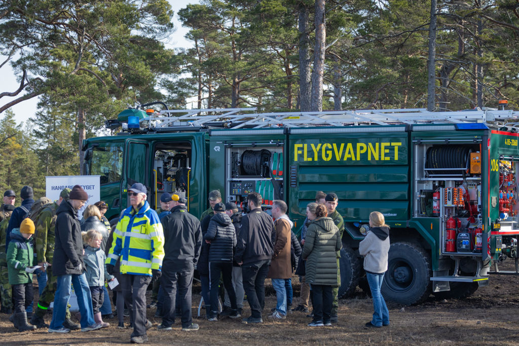 Flygvapnets brandbil förevisas för allmänheten.