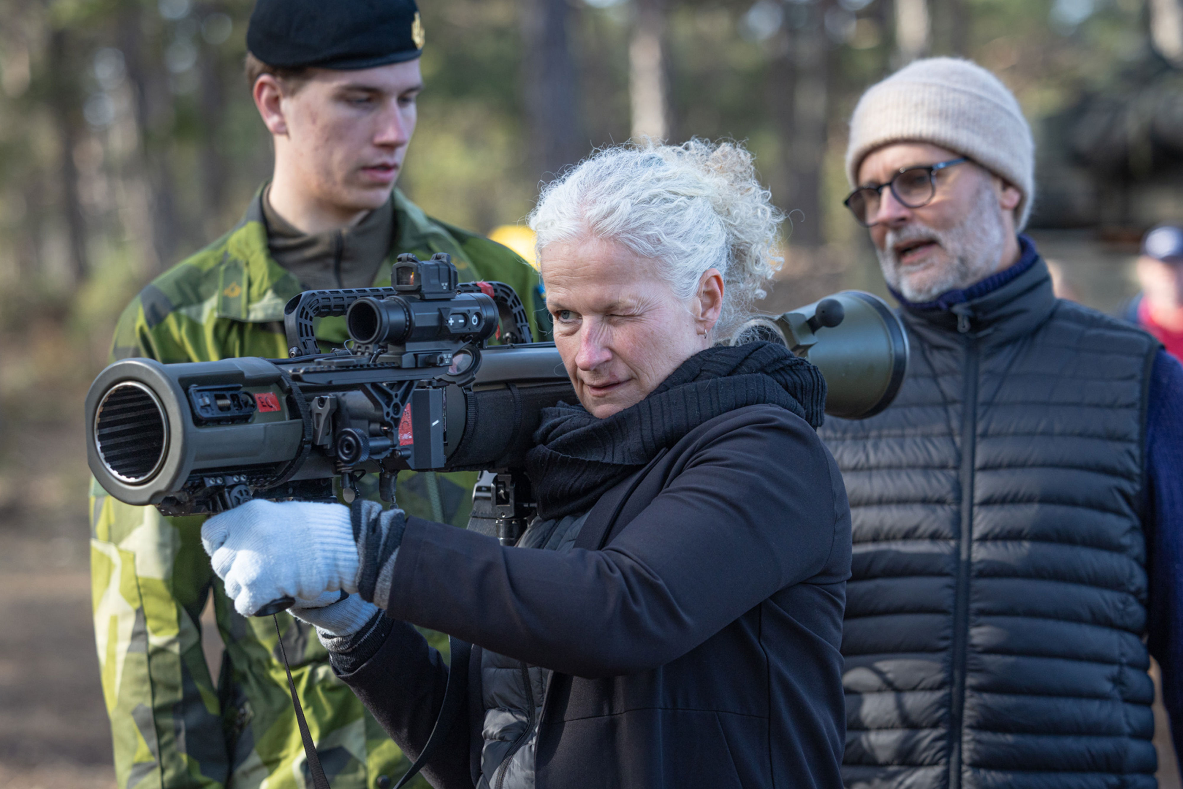 Besökare provhåller ett granatgevär.