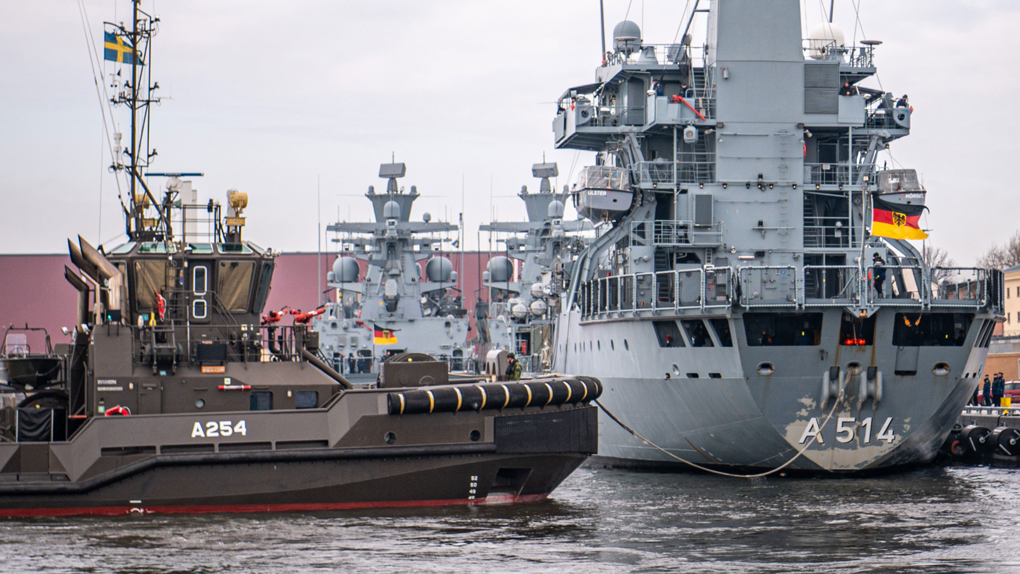 Bogserbåten HMS Hector assisterar ett fartyg vid losskastning.