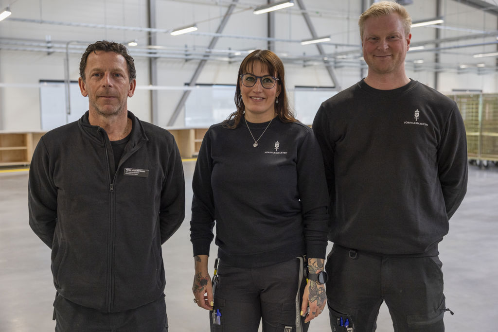 Tre förrådsmän i det nya logistikhuset Havde.