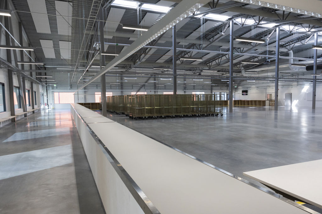 Interiör i logistikhuset Havde med en lång disk för persedelhantering.