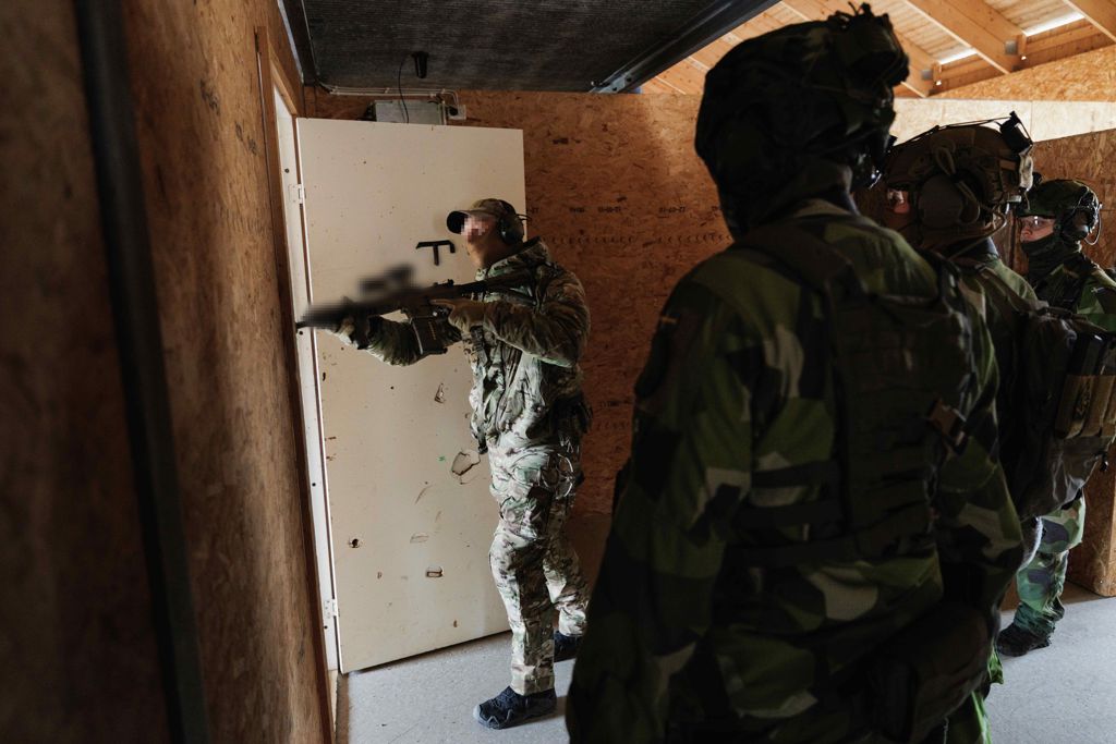 Försvarsmaktens specialförband övar strid i bebyggelse