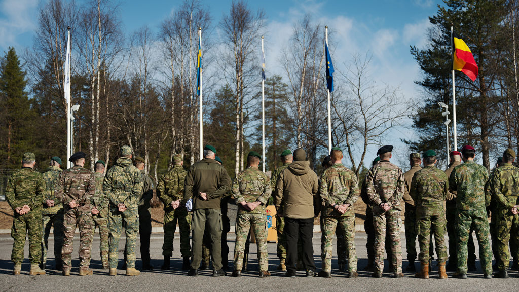 Bilden föreställer deltagare i Mountain Training Initiative från olika nationer under välkomstceremonin på K 4, Arvidsjaur.