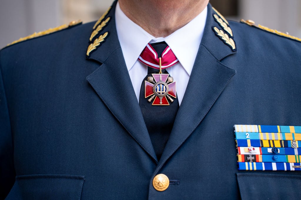 Utmärkelsen delas ut till militär personal, anställda inom Ukrainas väpnade styrkor samt andra personer som gjort särskilt betydelsefulla insatser för att stärka landets försvarsförmåga