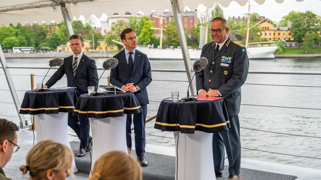 Försvarsminister Pål Jonsson, statsminister Ulf Kristersson och ÖB Michael Claesson.