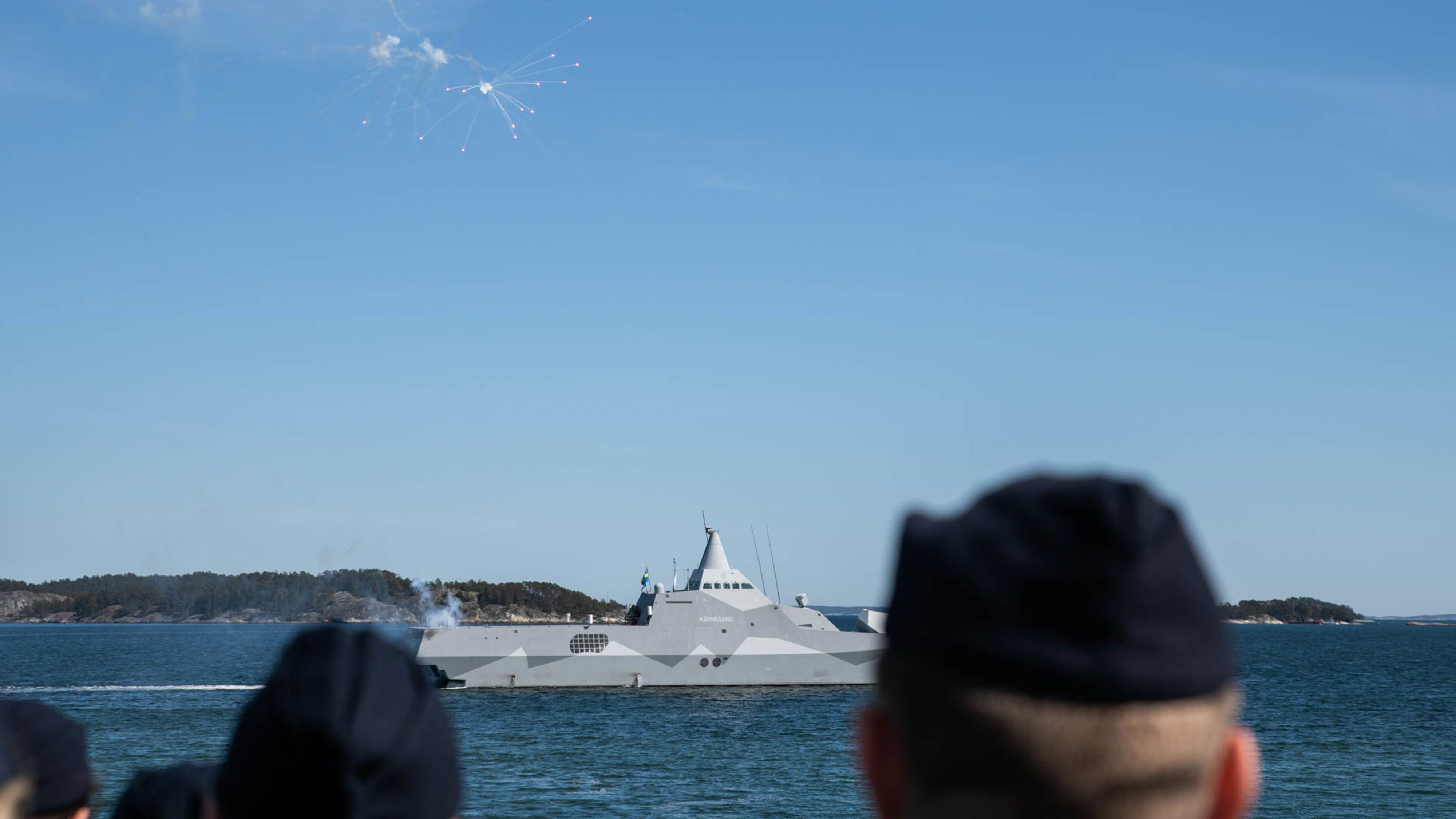 Med ett symboliskt fyrverkeri lämnade Visbykorvetten HMS Härnösand nyligen Örlogshamn Berga för transport till varvet i Karlskrona