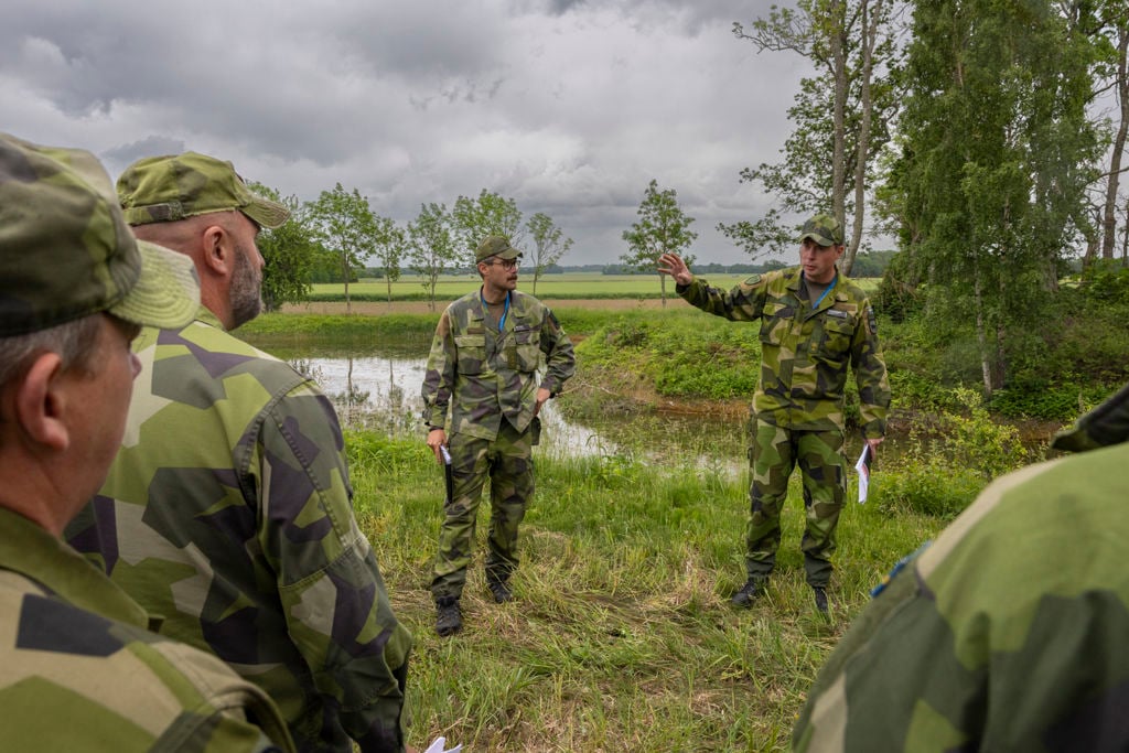 Cheferna för ingående krigsförband i Stridsgrupp Gotland samlades under fältövningen vid olika stationer i terrängen.