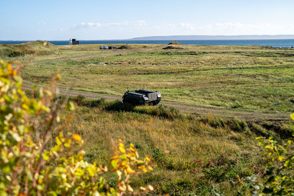UGV kommer körande på avstånd.
