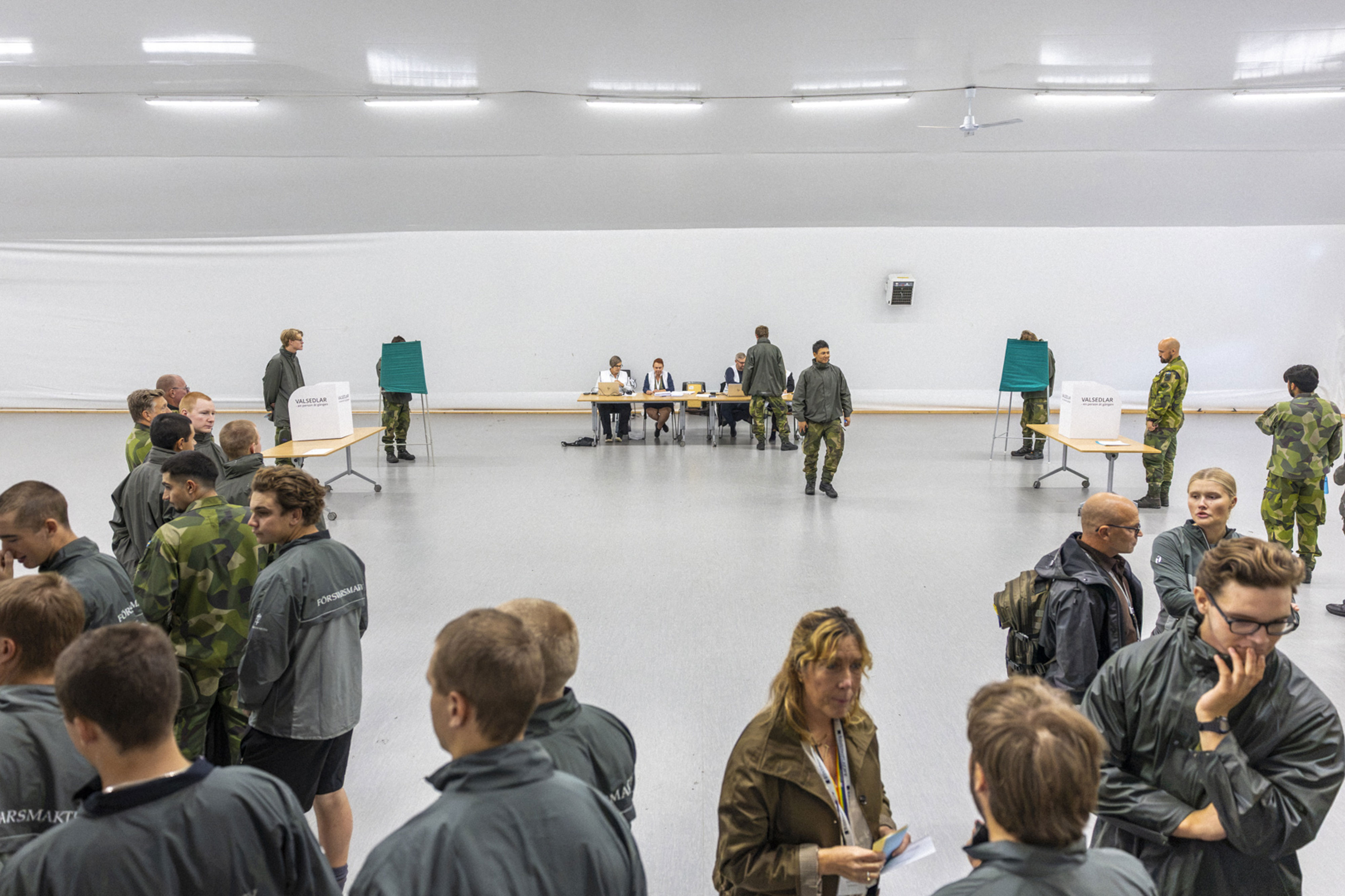 Värnpliktiga besöker en lokal för förtidsröstning inne på Gotlands regementes område.