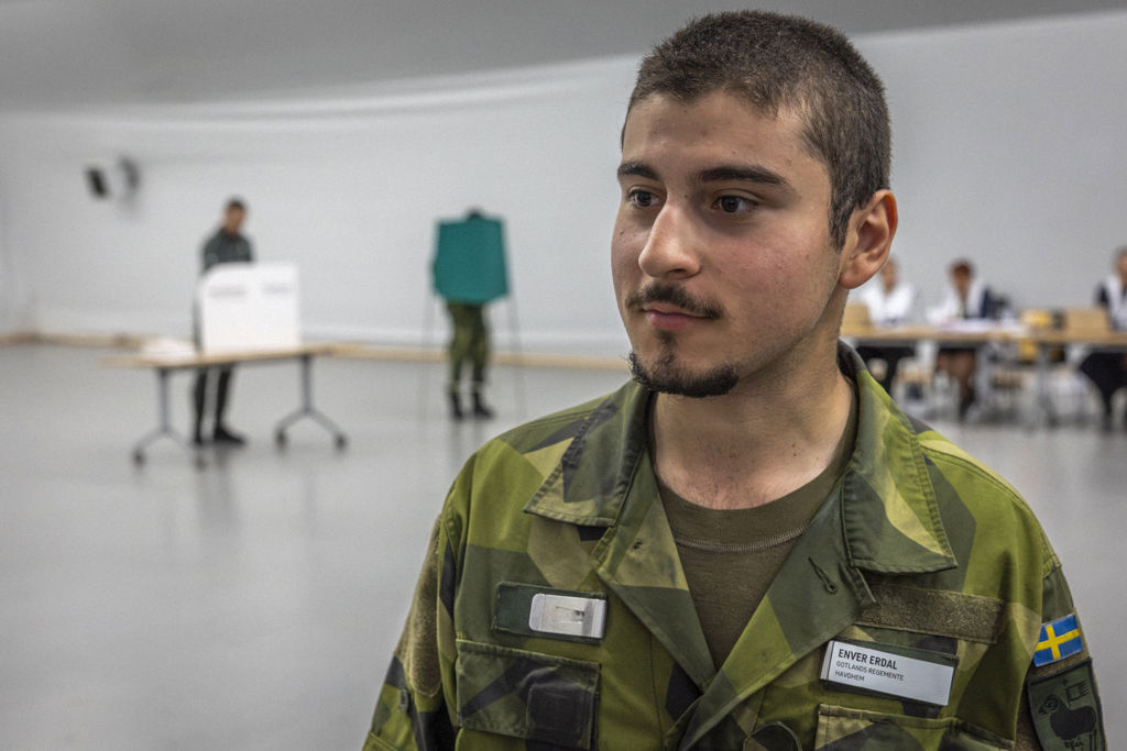 Besökare i den tillfälliga vallokalen på P 18.