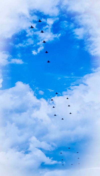 Flygformation i form av 100.