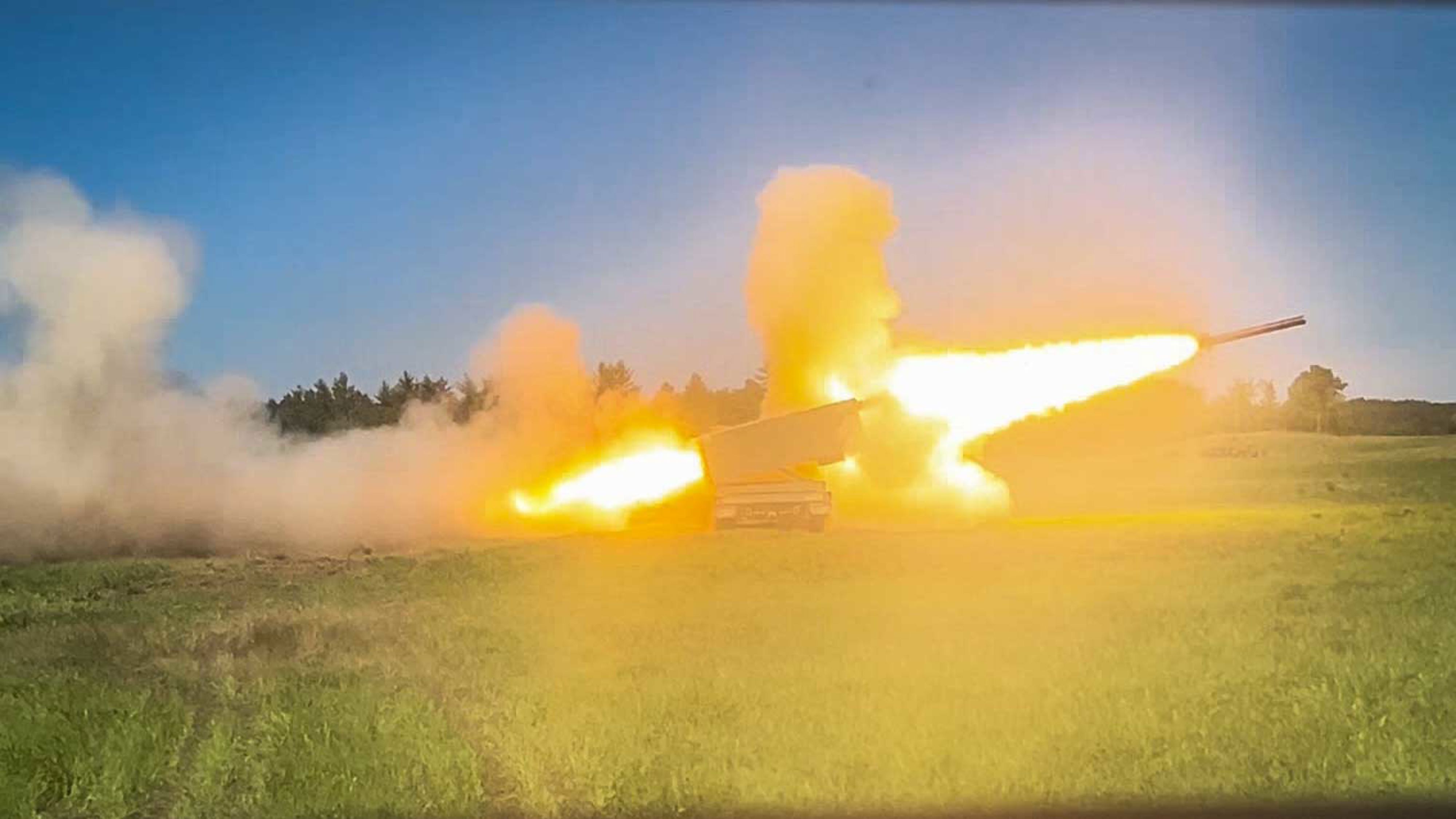 Raketartilleri skjuter med eld och rök