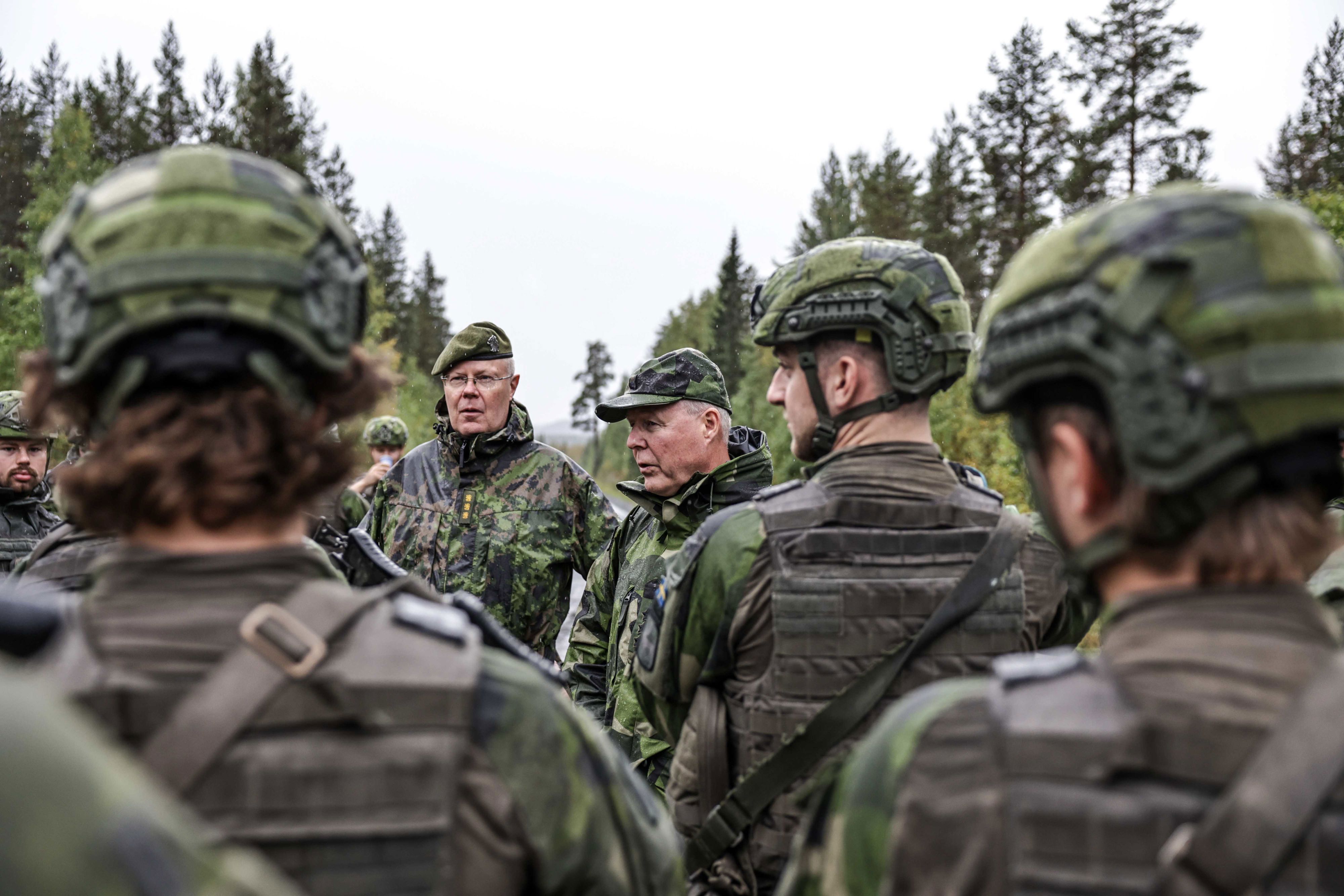 Chefen för Försvarsstaben, generallöjtnant Carl-Johan Edström och chefen för Finlands huvudstab, generallöjtnant Vesa Virtanen på plats i Boden