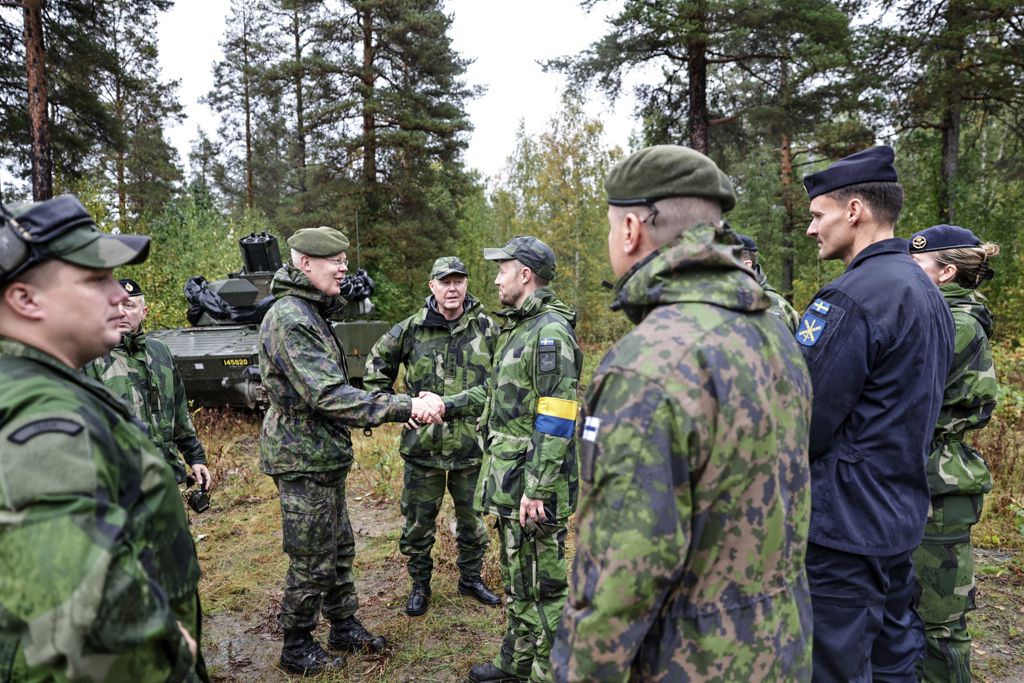 Generallöjtnant Vesa Virtanen hälsar på personal i Boden