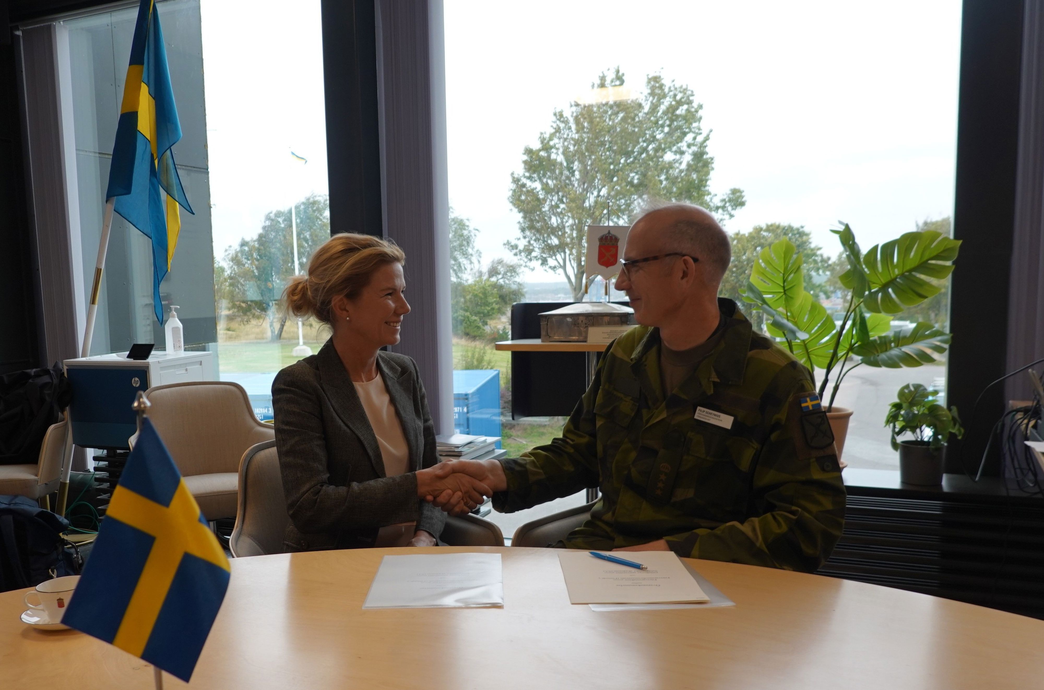 Sahlgrenska akademins dekan Jenny Nyström och Försvarsmedicincentrums förbandschef Filip Scheynius tecknar överenskommelse
