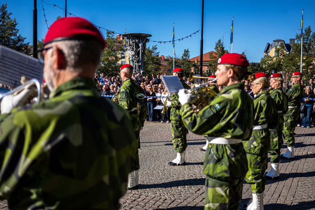 Musikkåren spelar.