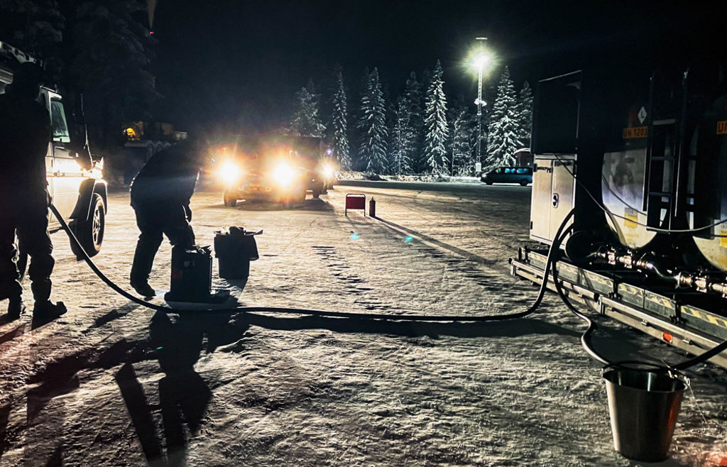 Nattlig tankning i Arvidsjaur.