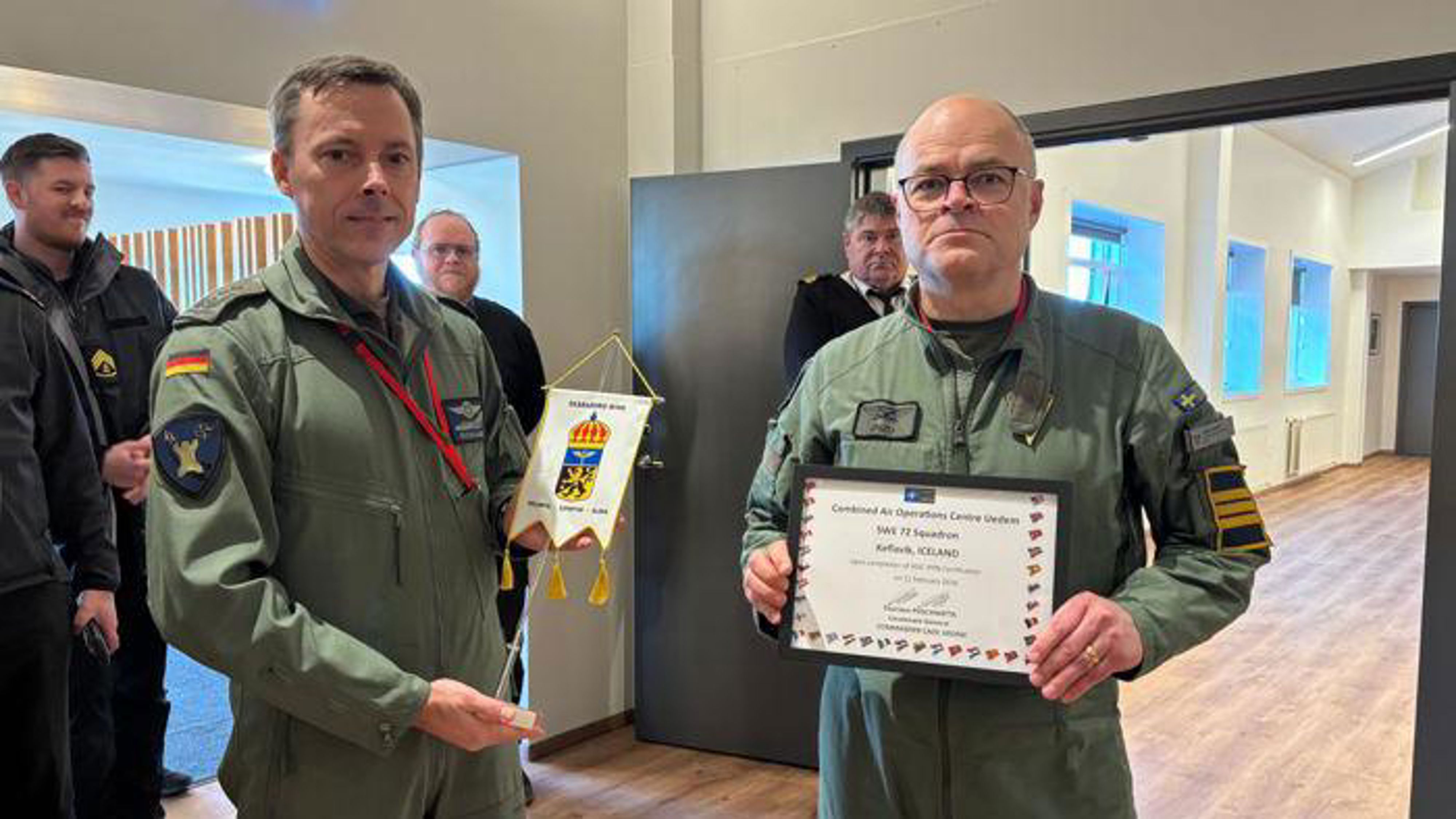 Två personer som tar emot certifieringsdiplom