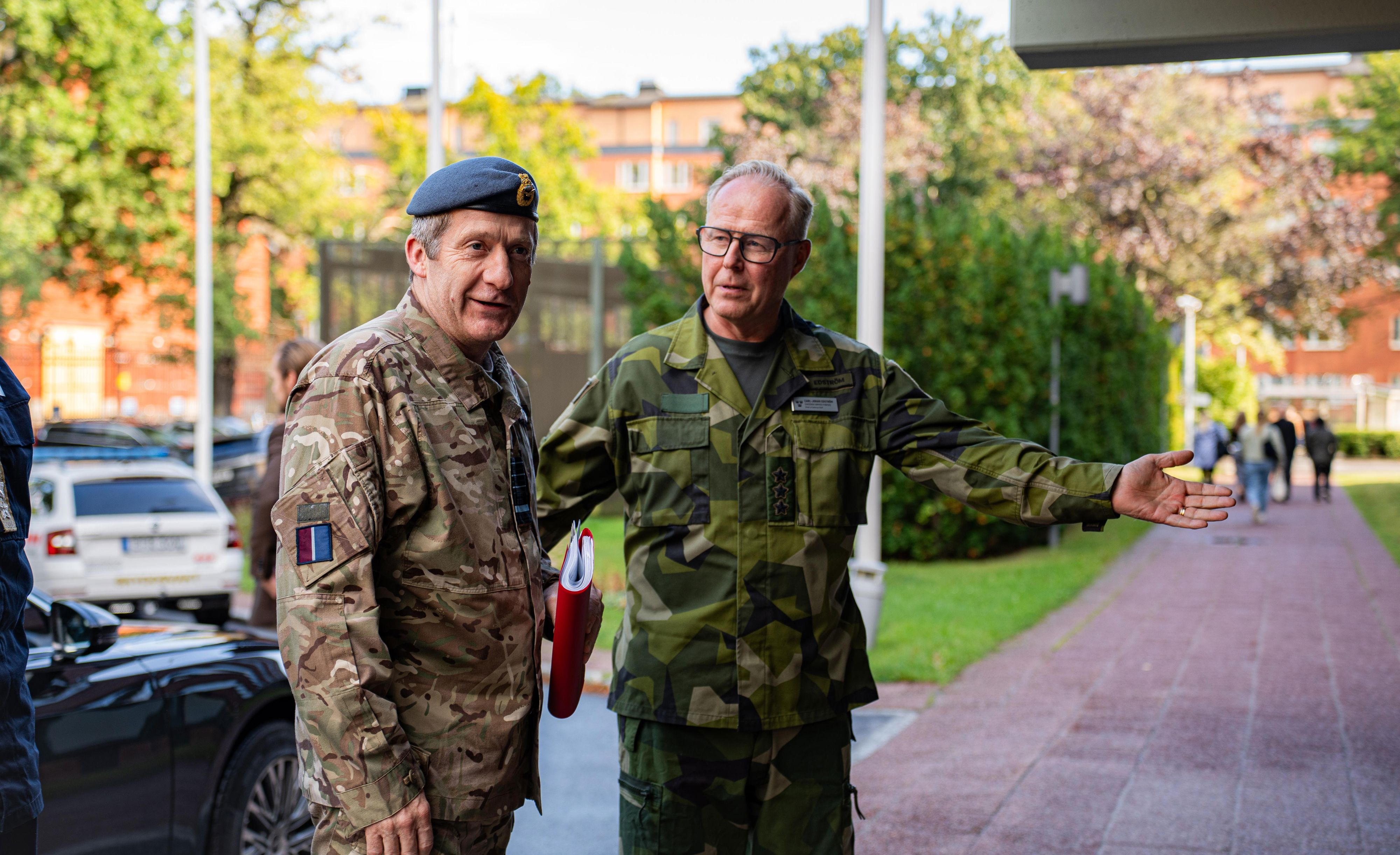 DSACEUR Air Chief Marshal Sir Johnny Stringer KCB CBE MA FRAeS RAF och av chefen för försvarsstaben generallöjtnant Carl-Johan Edström.