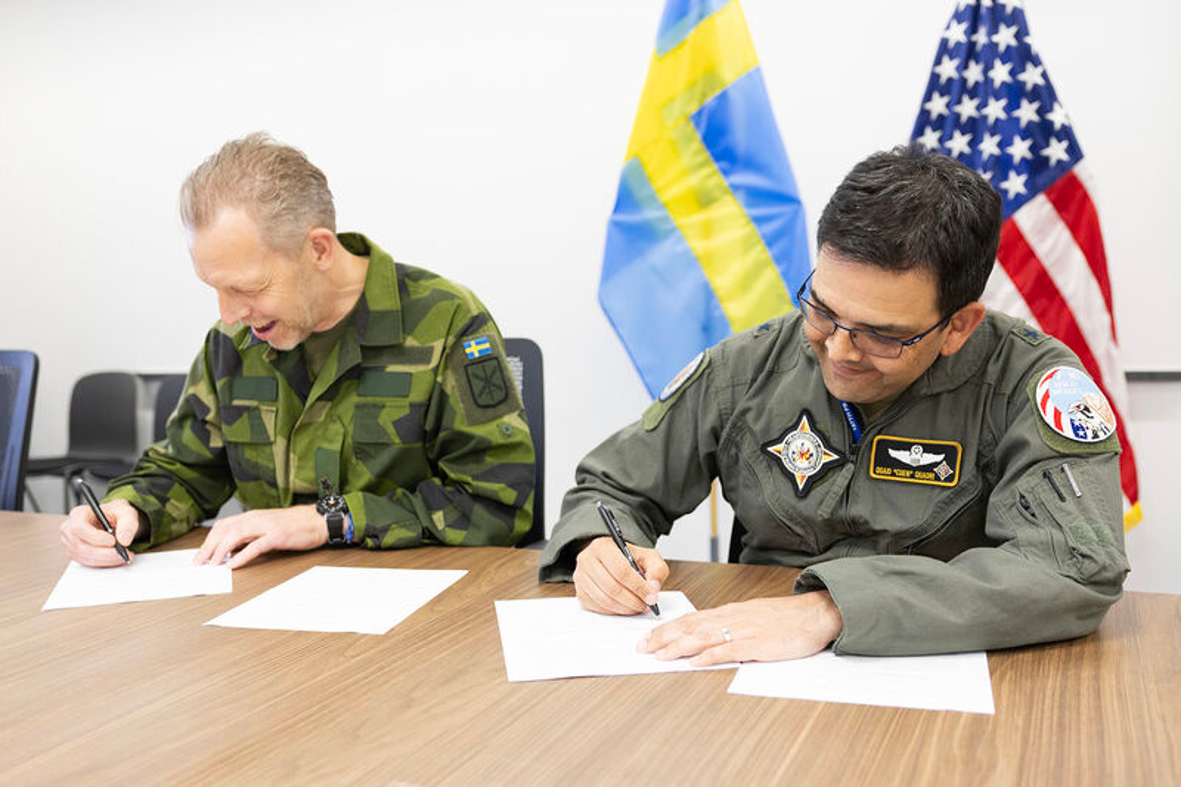 Brigadgeneral Andreas Odung och brigadgeneral Quad Quadri skriver under avtalen.