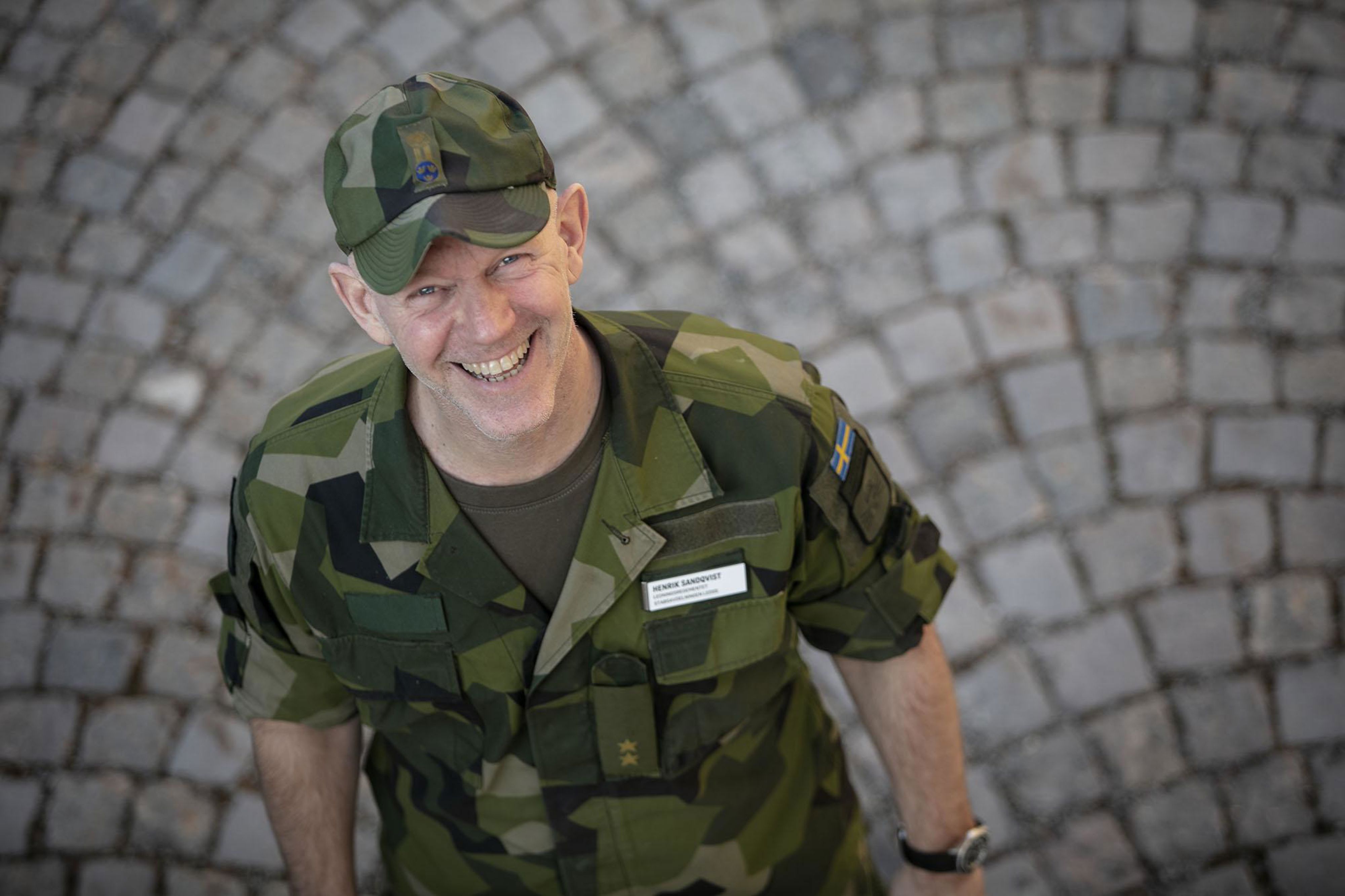 Leende man i militär uniform.