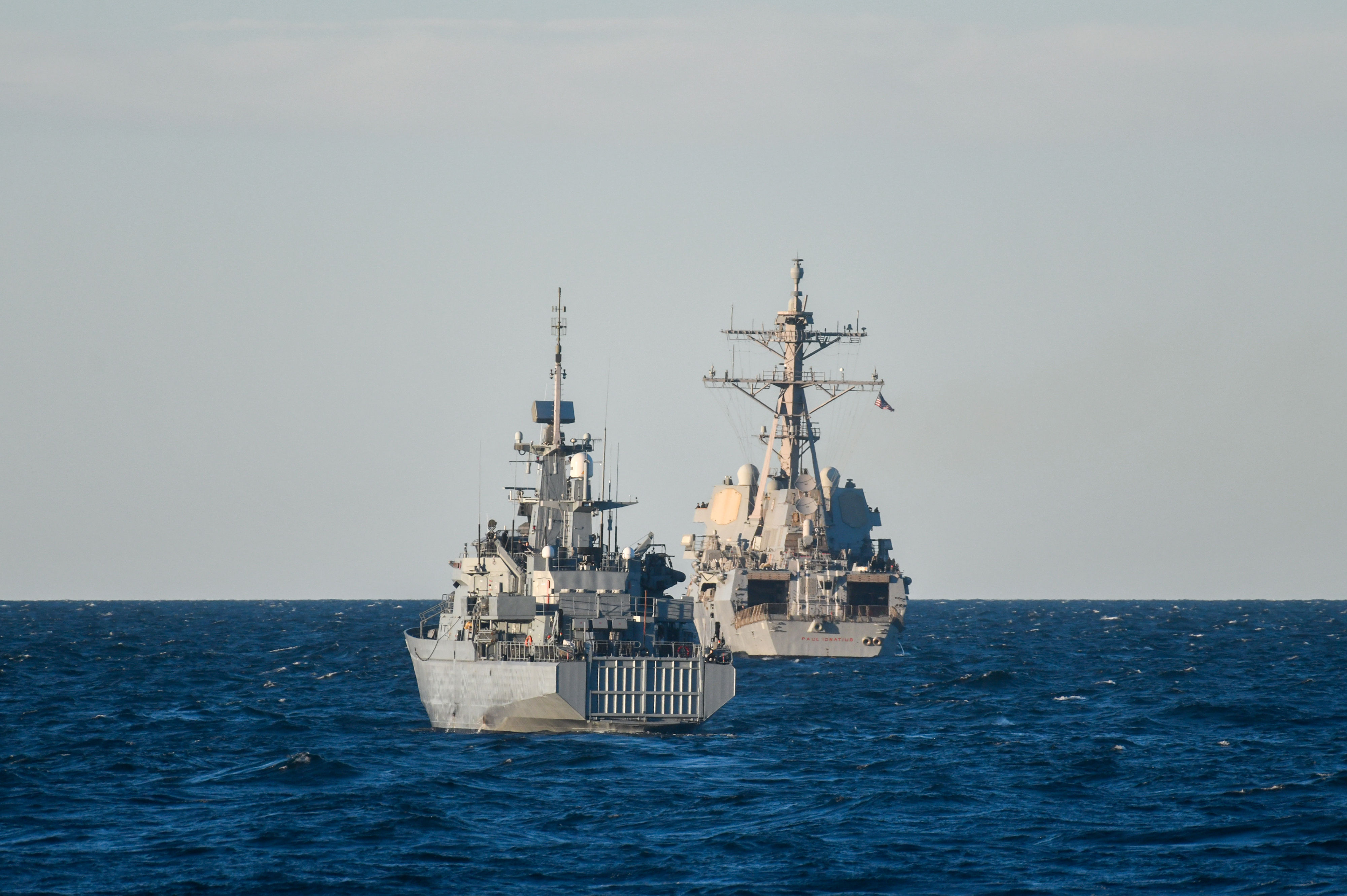 Visbykorvetten HMS Karlstad och USS Paul Ignatius