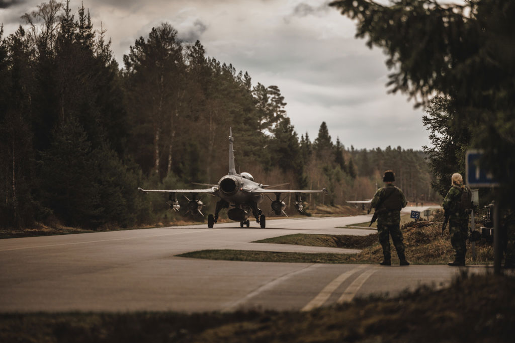 I Hagshult finns en huvudbana och två kortbanor som är sammankopplade med taxivägar. Liknande sidobaser finns på flera platser i Sverige och utgör en del av spridningsstrategin.