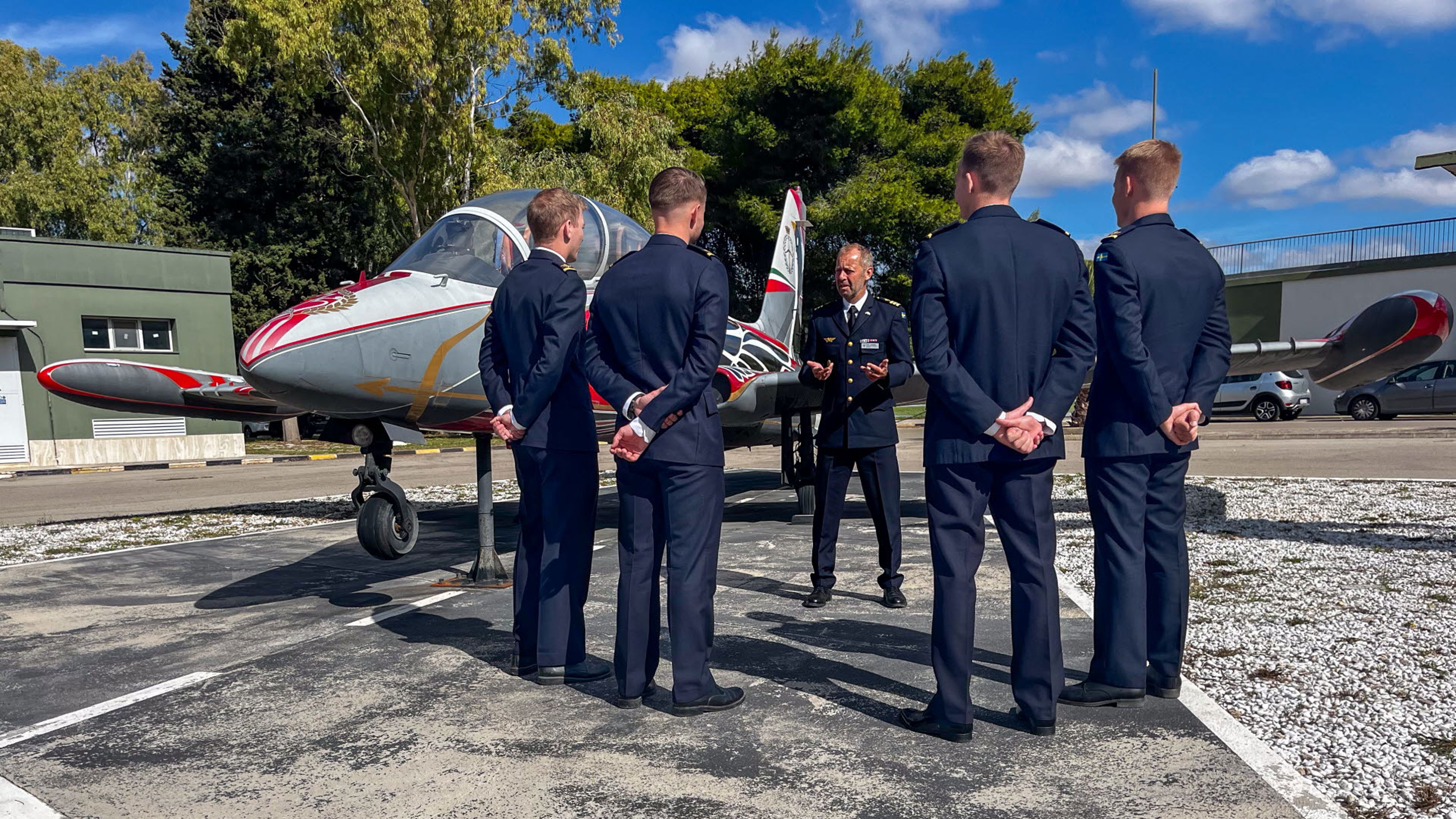 svenska stridspiloter får sina italienska flygarvingar