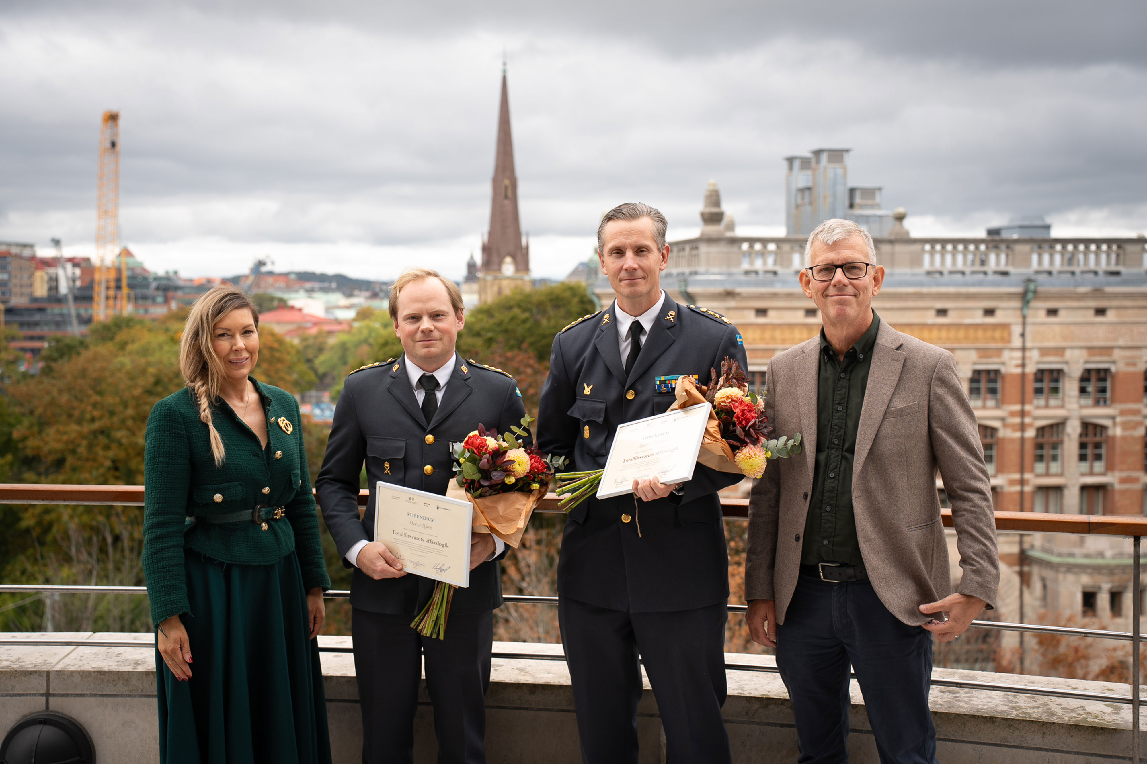 Två stipendiater från försvarsmakten flankerade av representanter för Defence xLab och Handelshögskolan Göteborgs universitet