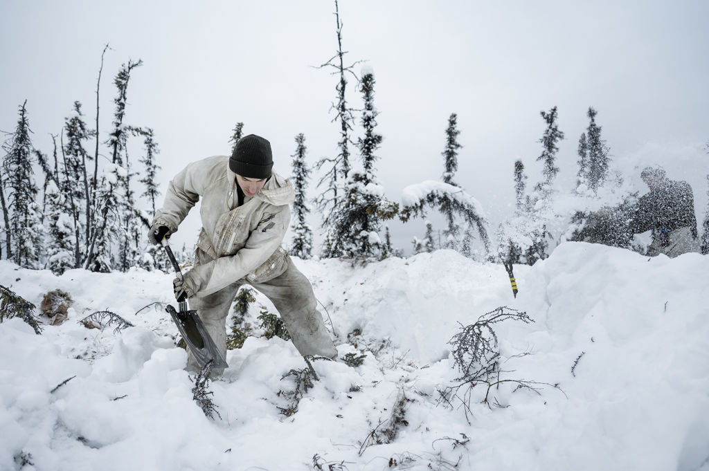 Snön faller i stora mängder under övningen