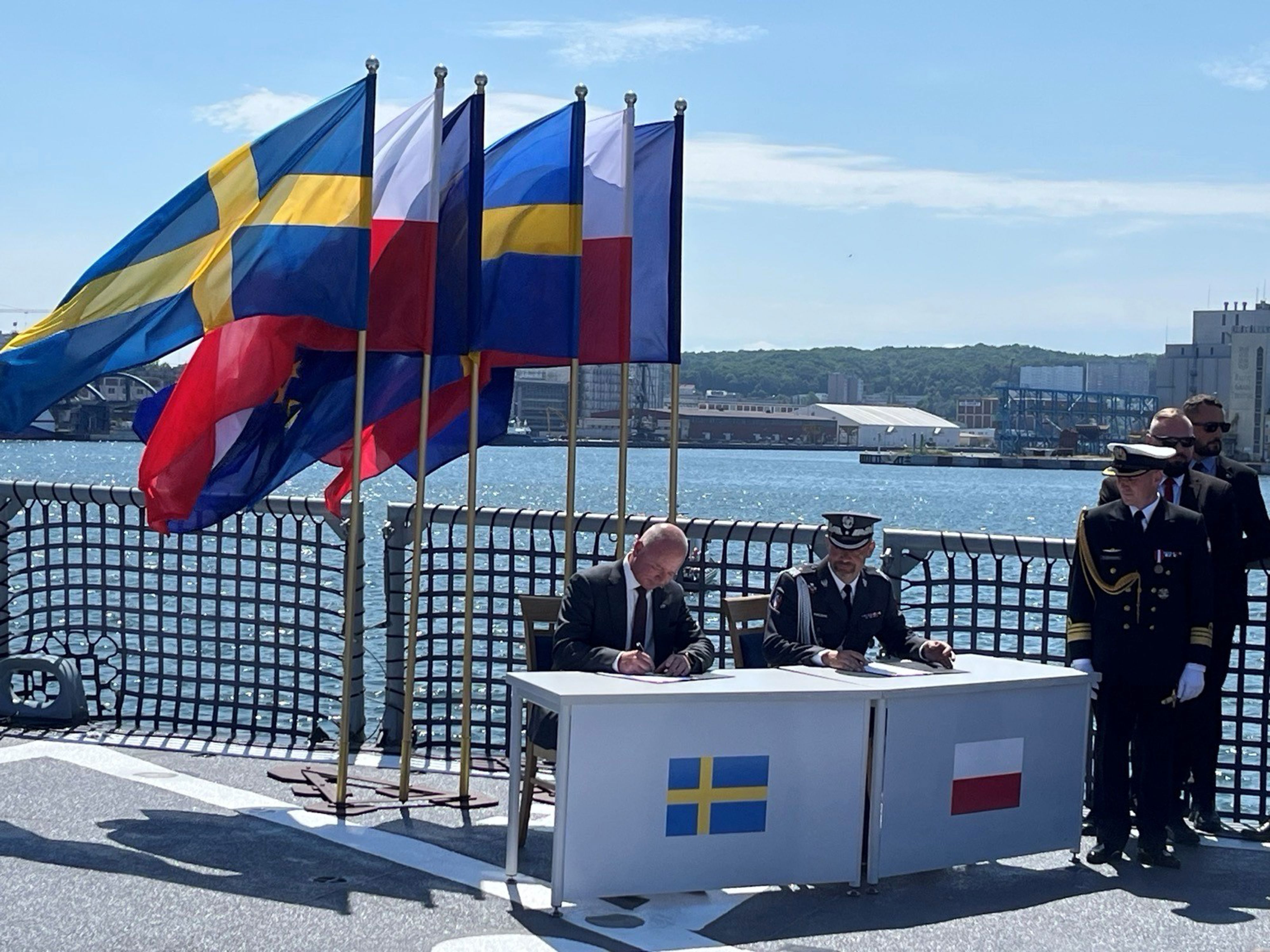 Sverige och Polen har skrivit kontrakt om köp av tre nya ubåtar