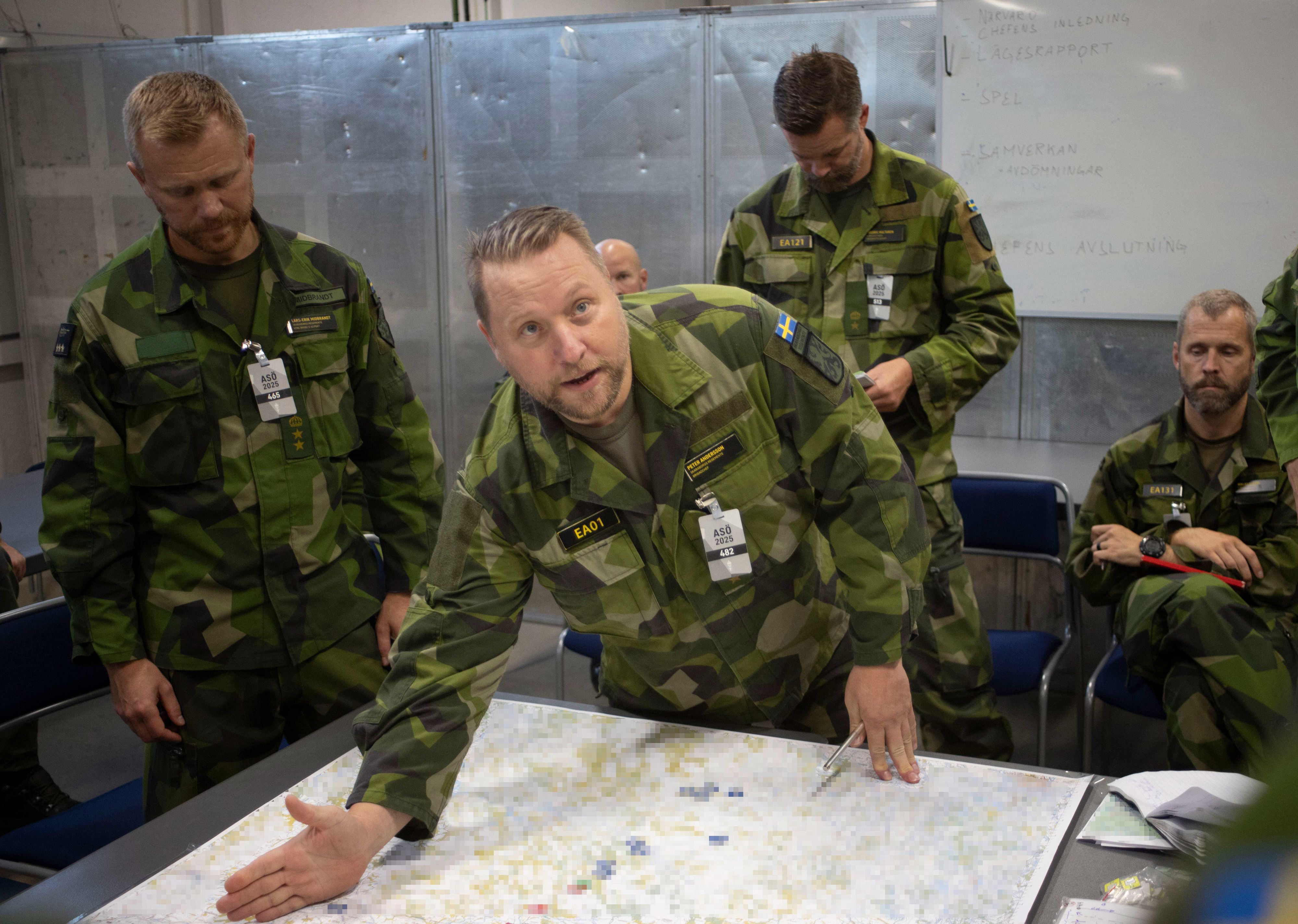 Militärer runt en karta på ett bord.