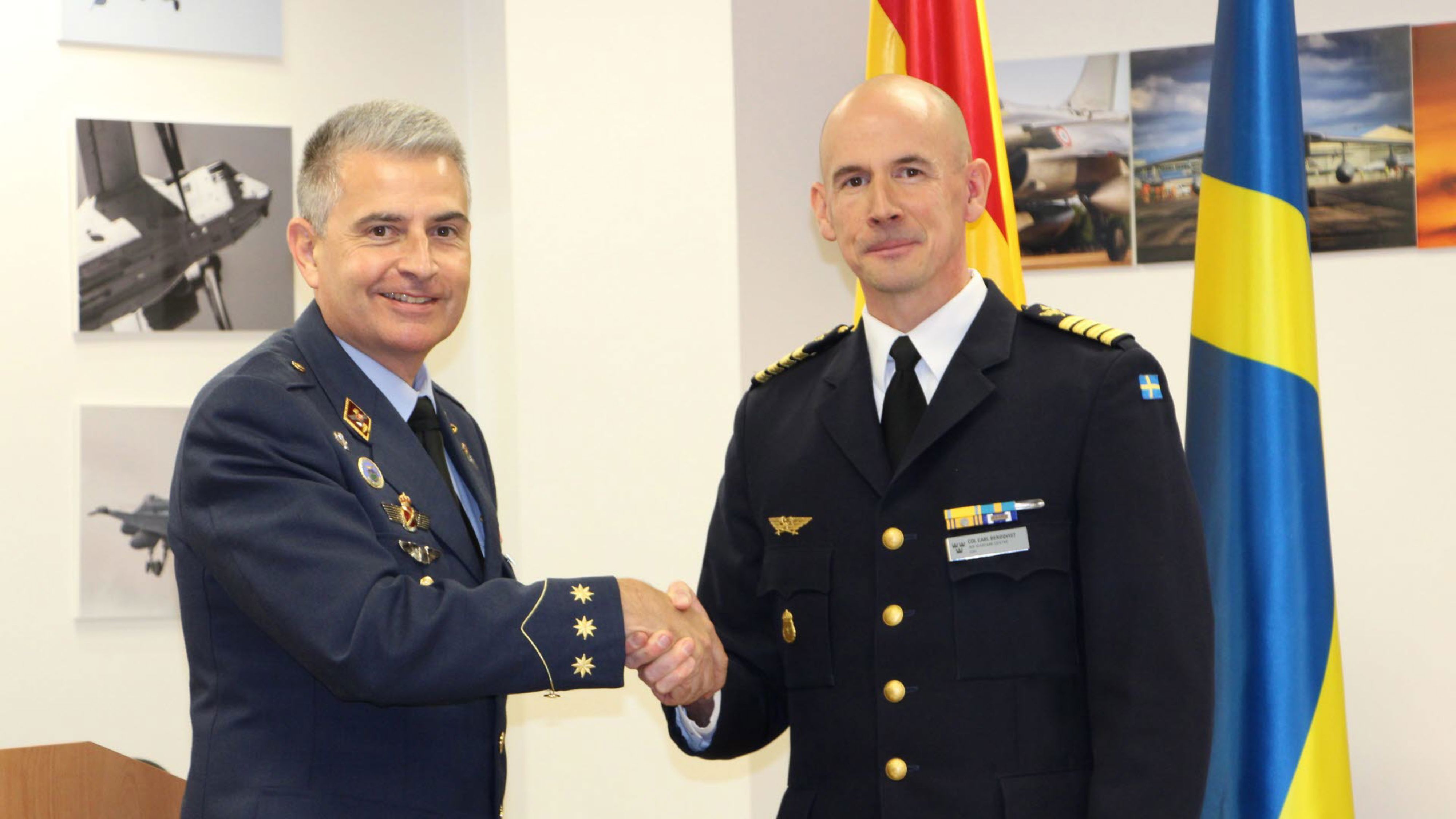 Två överstar skakar hand