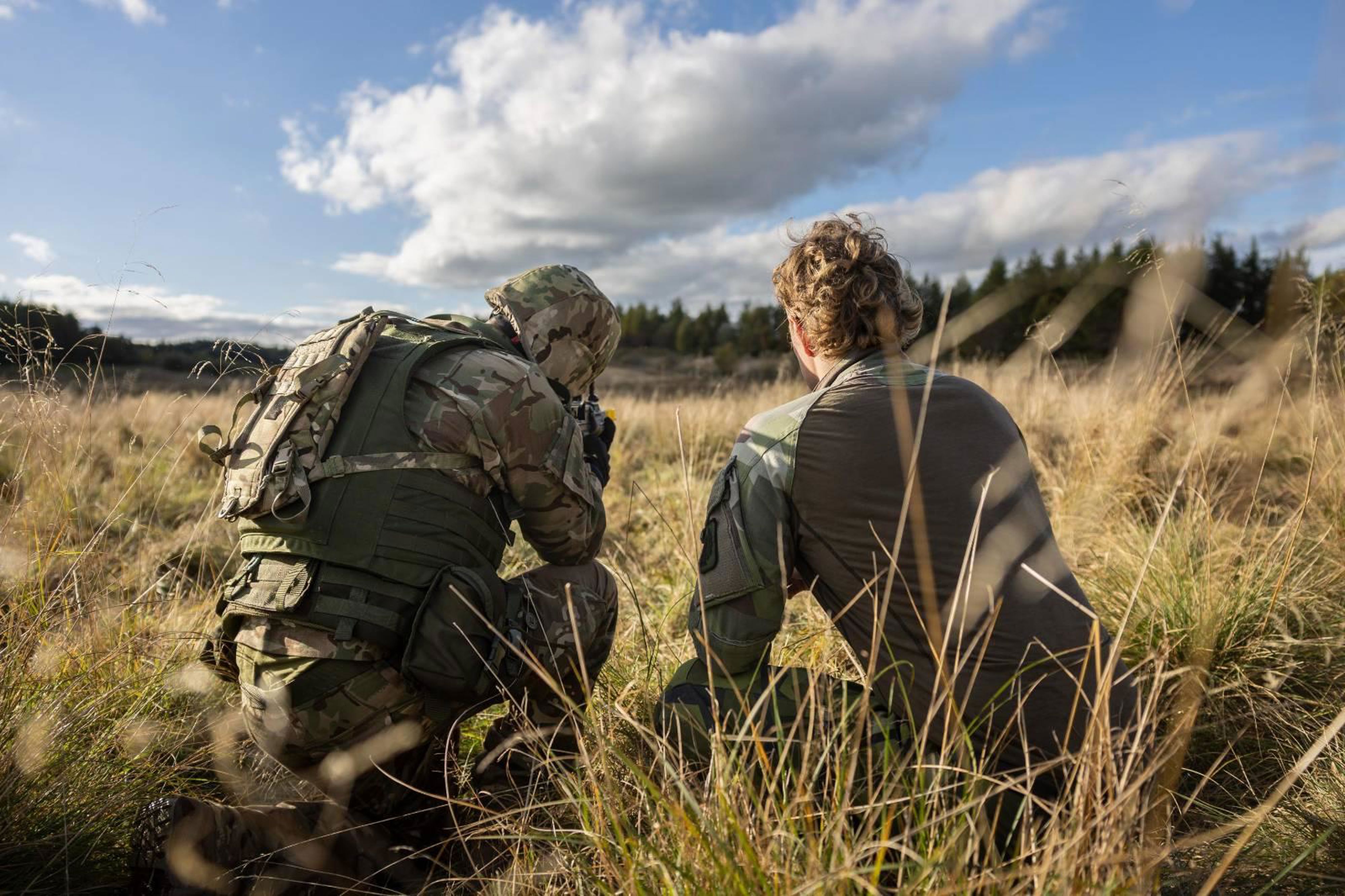 En svensk instruktör utbildar en ukrainsk soldat under operation Interflex