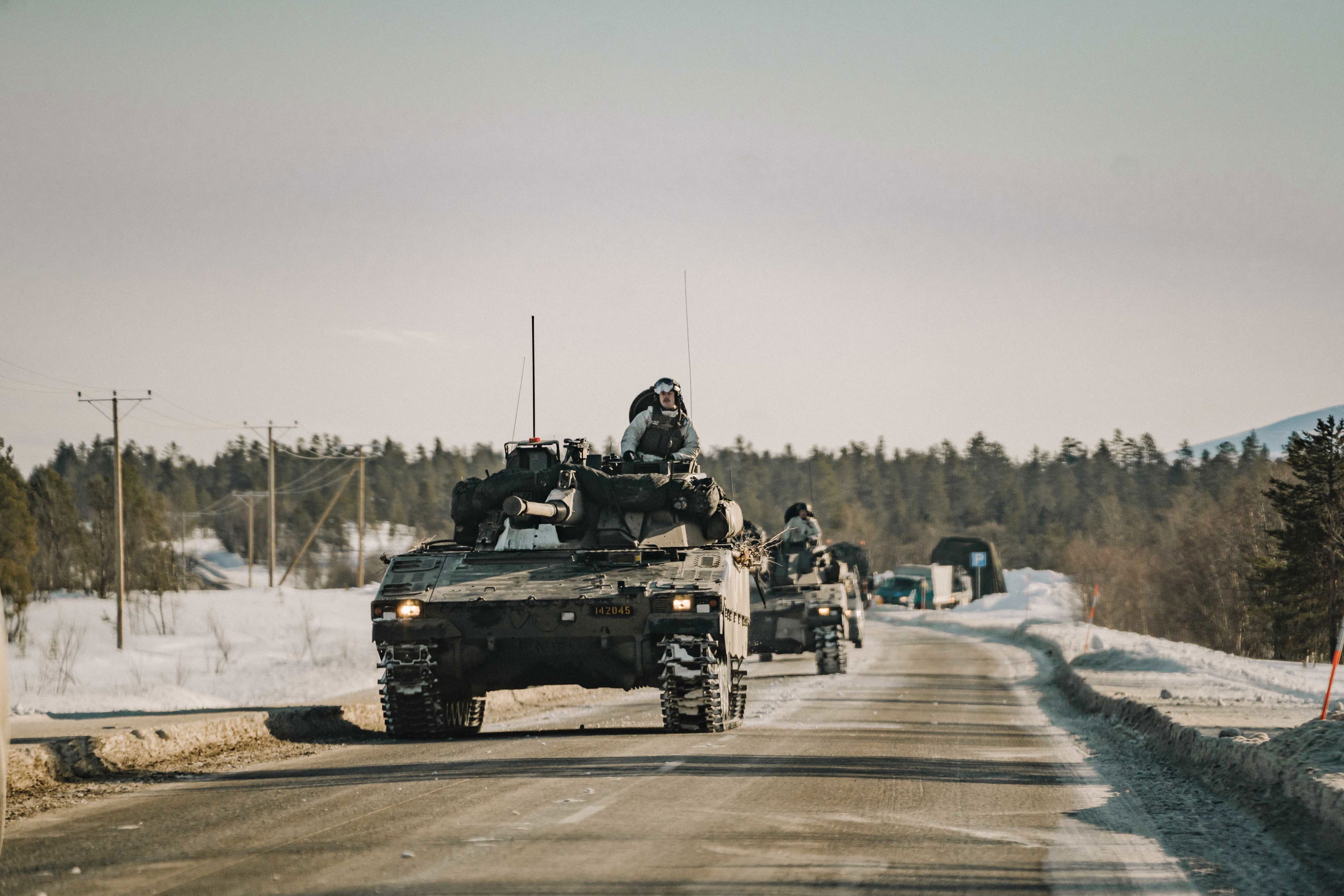 Stridsfordon 90 ur svenska armén under framryckning i norra Finland.