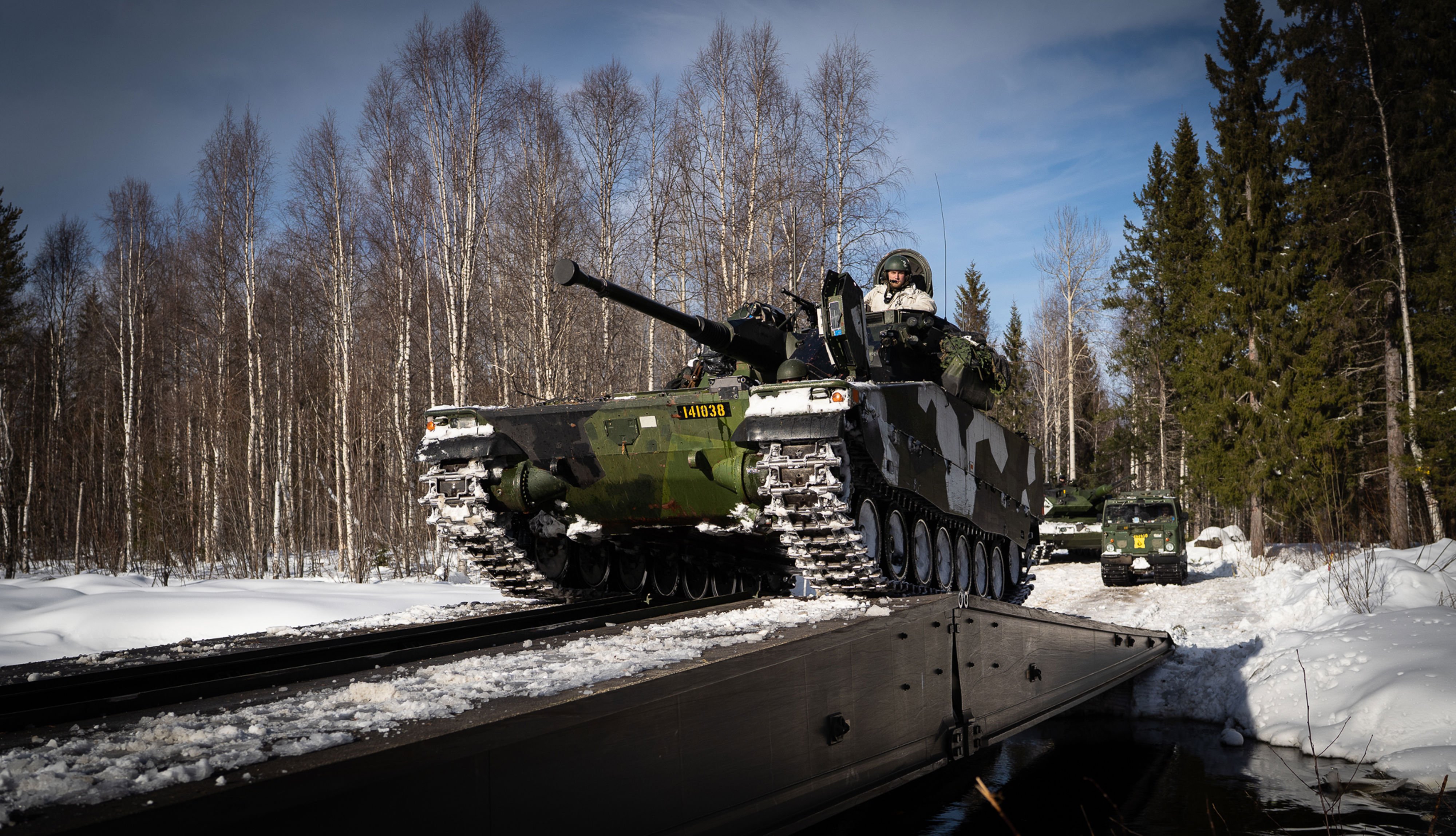 Stridsfordon 90 på väg över Krigsbro 8 under övning Vintersol 2024