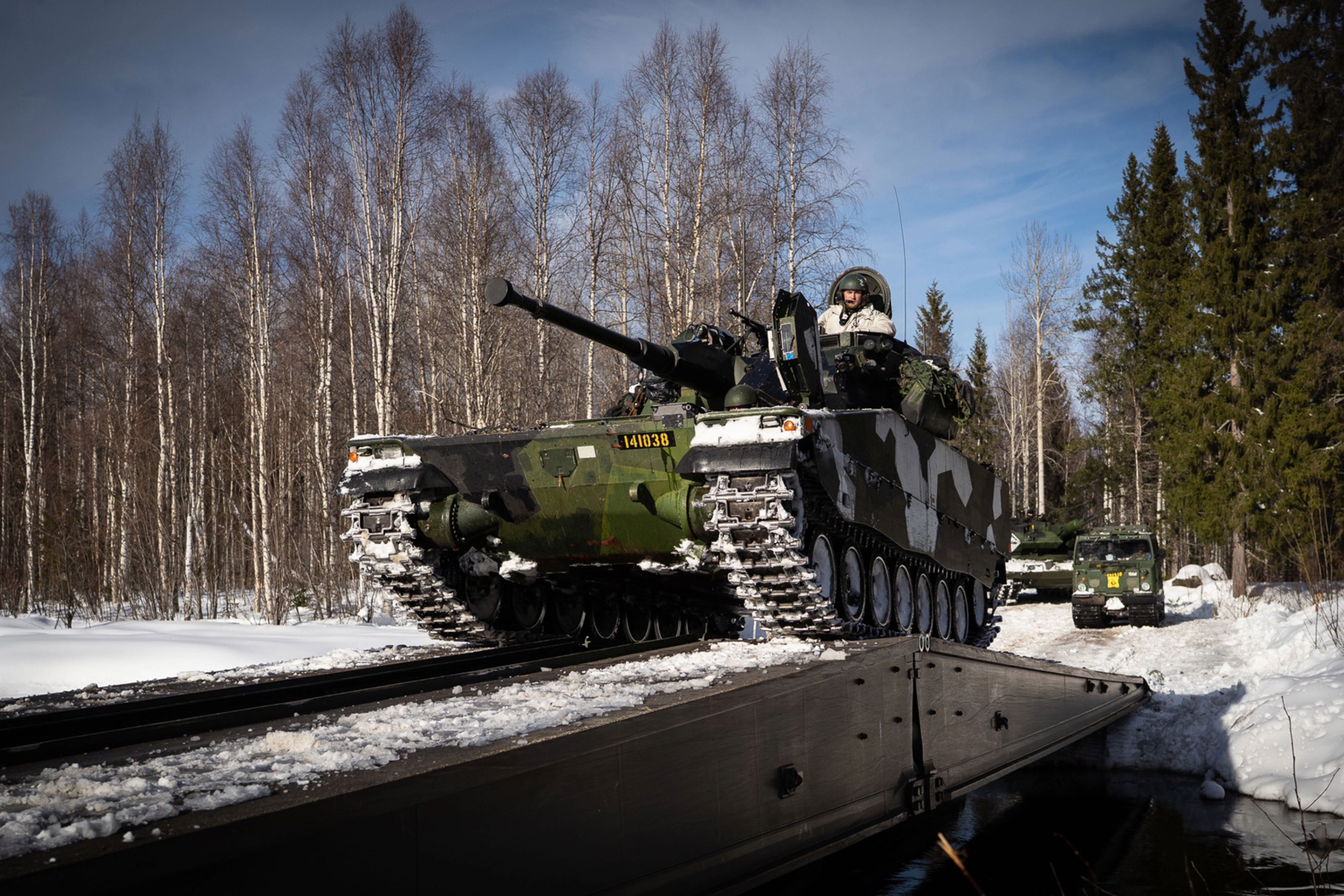 Stridsfordon 90 på väg över Krigsbro 8 under övning Vintersol 2024