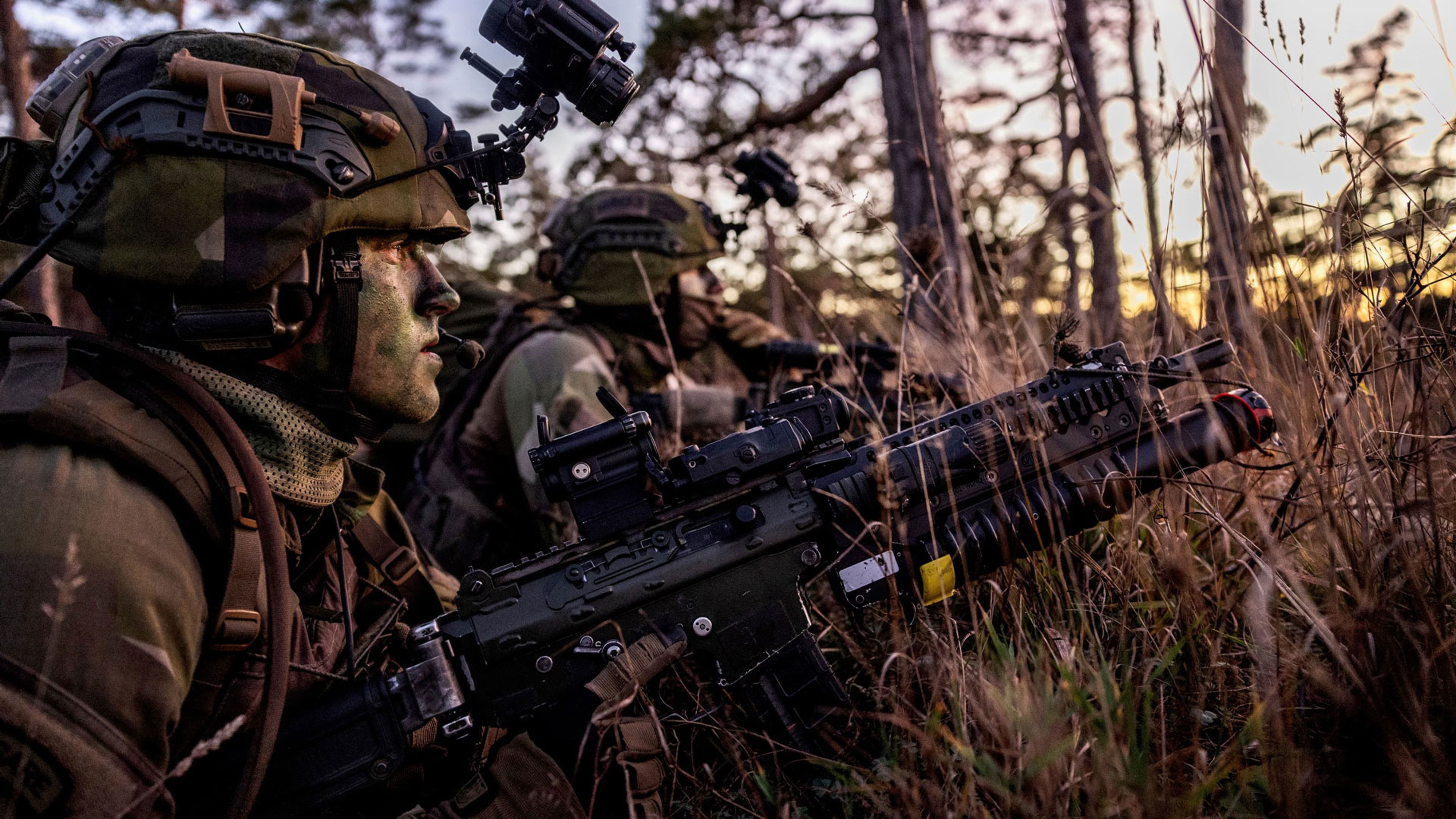 Soldater som spanar.