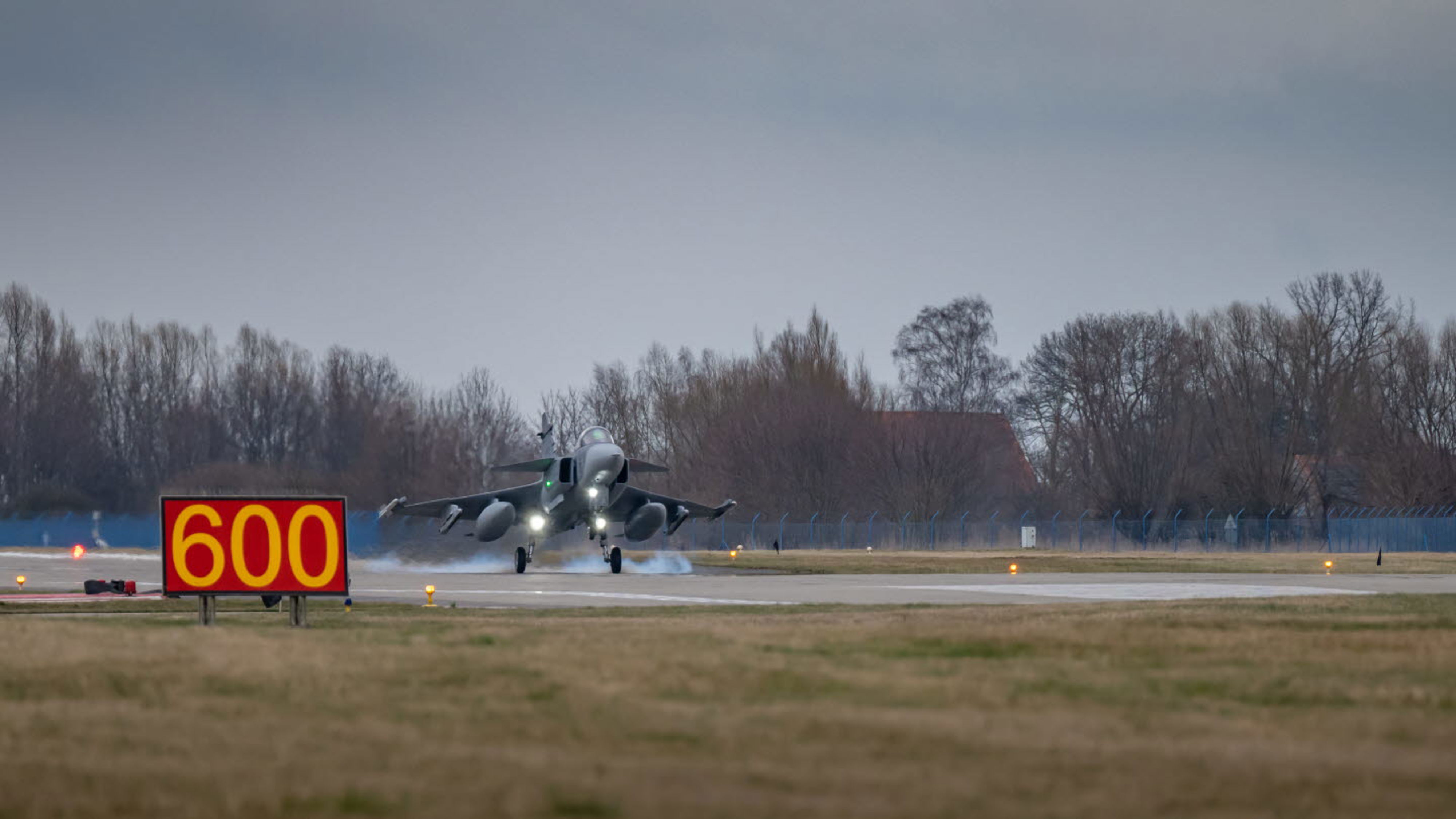 En svensk stridsflygdivision har första gången ombaserat till Polen för att ingå i Natos förstärkta incidentberedskap.