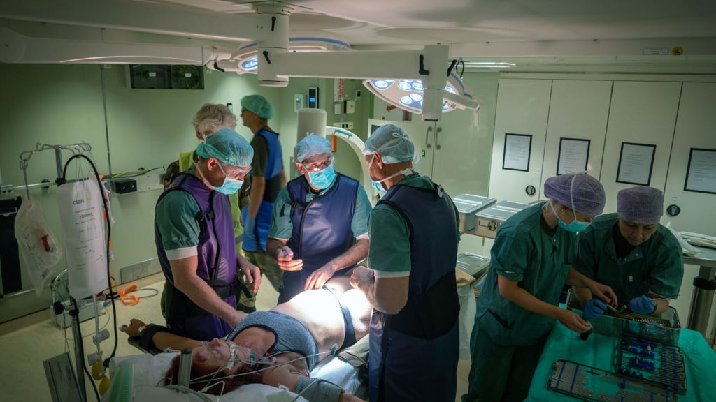 Fartyget har resurser att bedriva sjukvård ombord som kan jämföras med ett fältsjukhus.